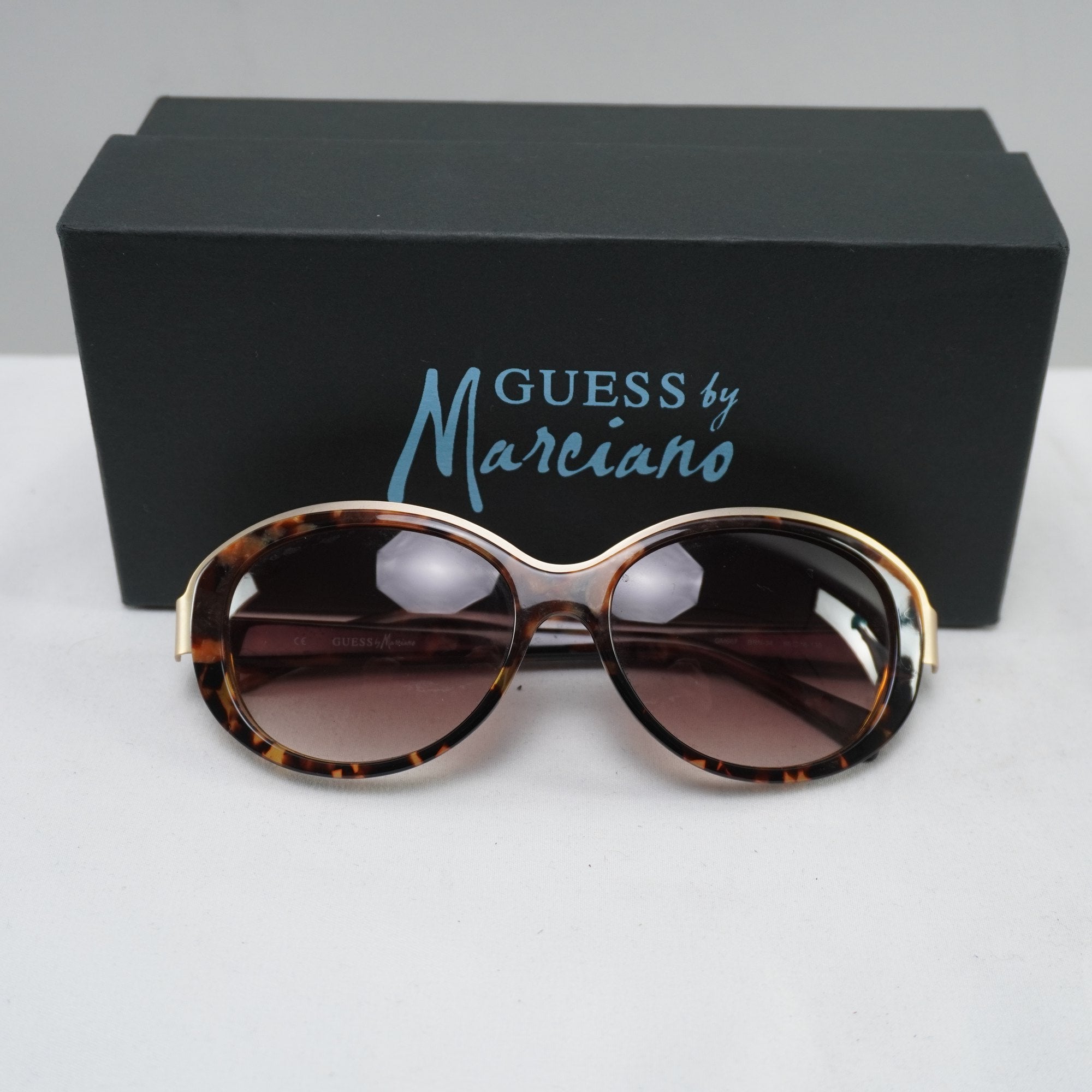Gafas de Sol Guess Marciano para Mujeres Usadas - Marrón, Muy Buen Estado