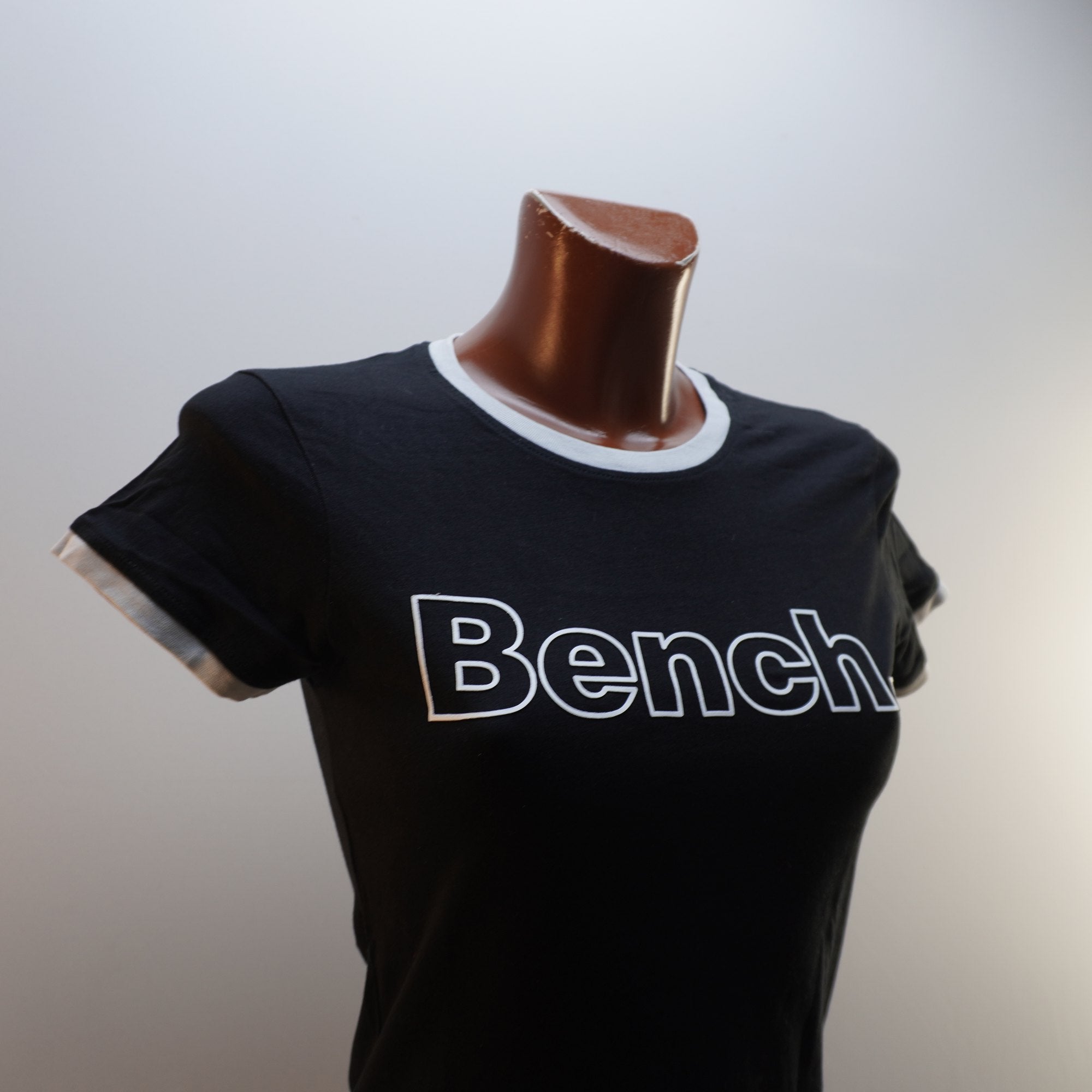 Camiseta de Manga Corta Bench para Mujer Usada - Negra, Mediana (M)