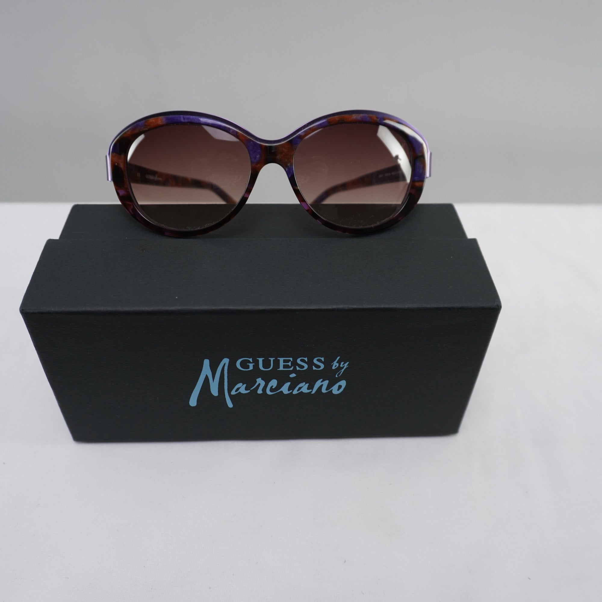 Gafas de Sol Guess Marciano para Mujeres Usadas - Púrpura, Muy Buen Estado