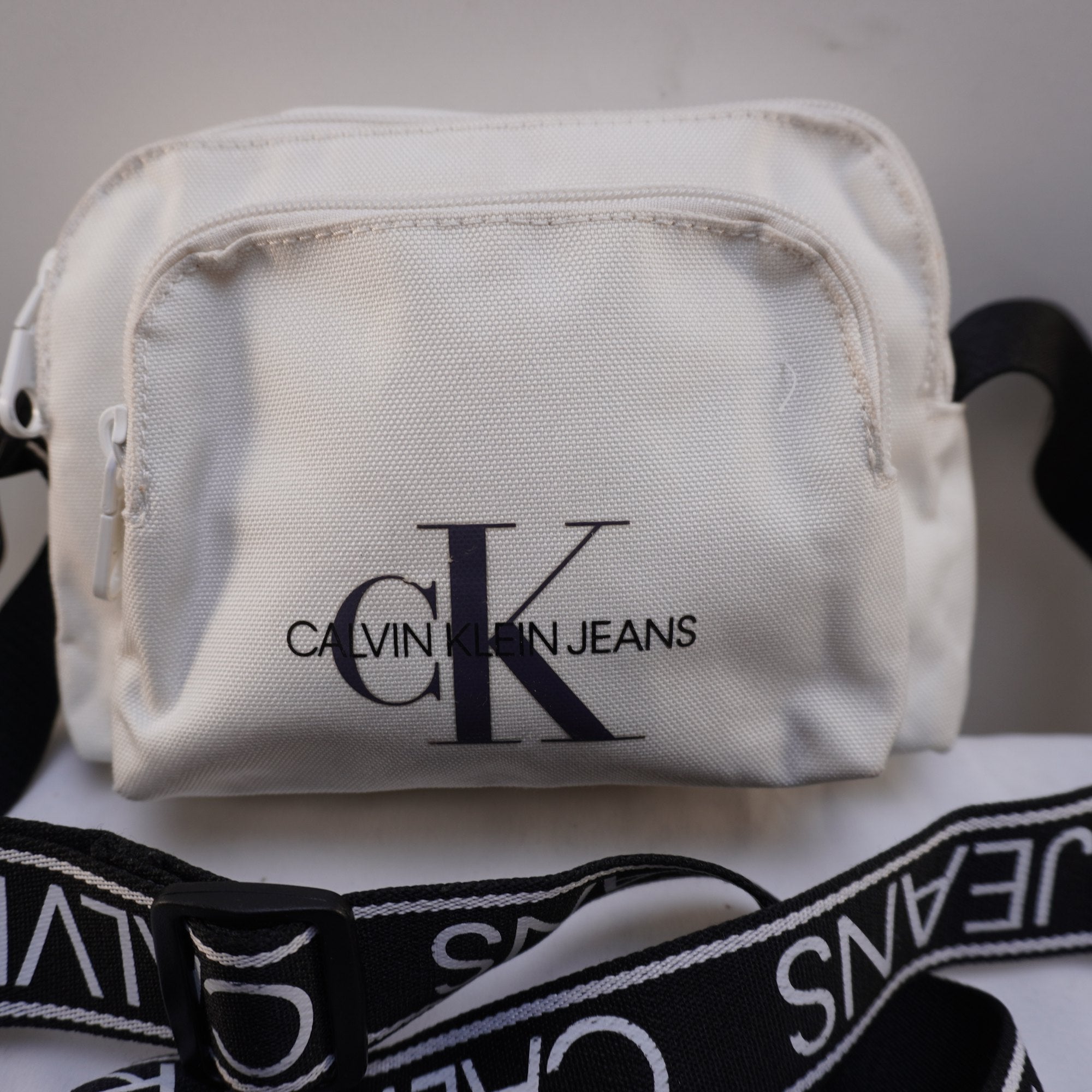 Bolso Baguette Calvin Klein para Mujer Usado - Blanco, Muy Buen Estado