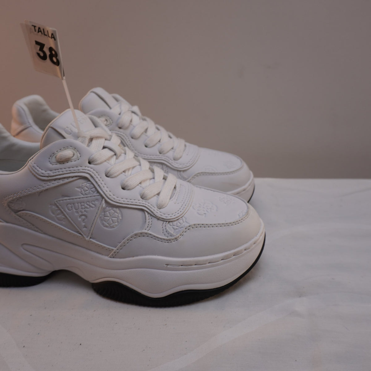 Zapatillas Guess para Mujer Nuevas - Blancas, Talla 38