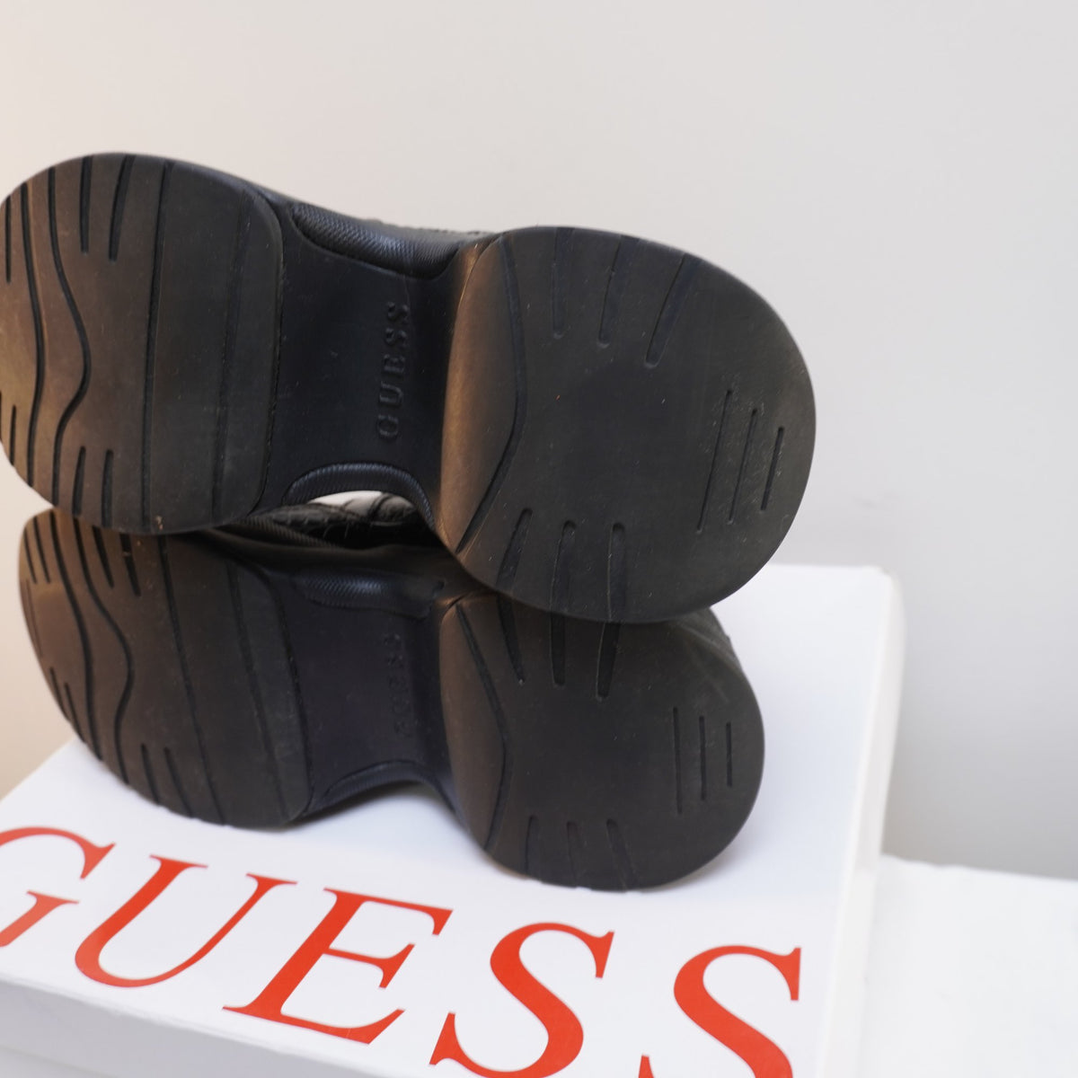 Zapatillas Guess para Mujer Usadas - Negros, Talla 38