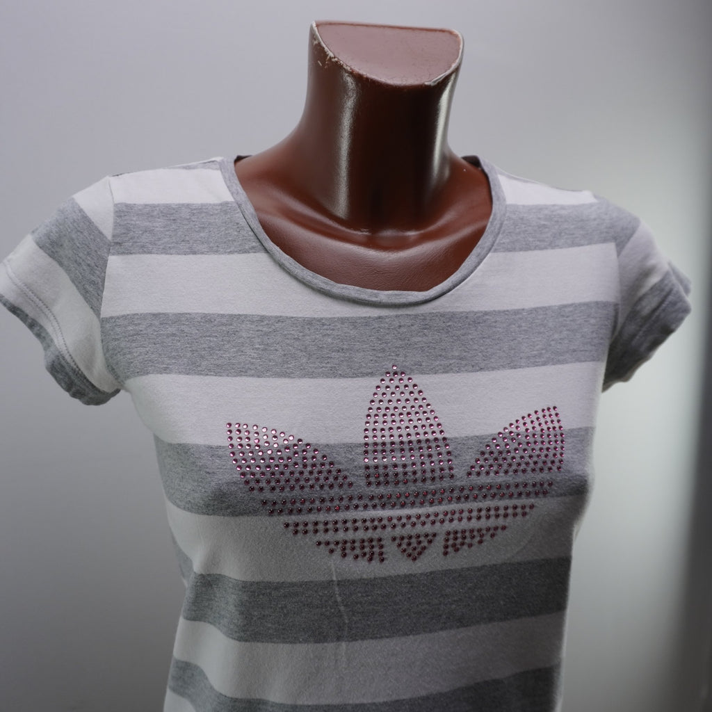 Camiseta de Manga Corta Adidas para Mujer - Gris, M, Usada en Muy Buen Estado
