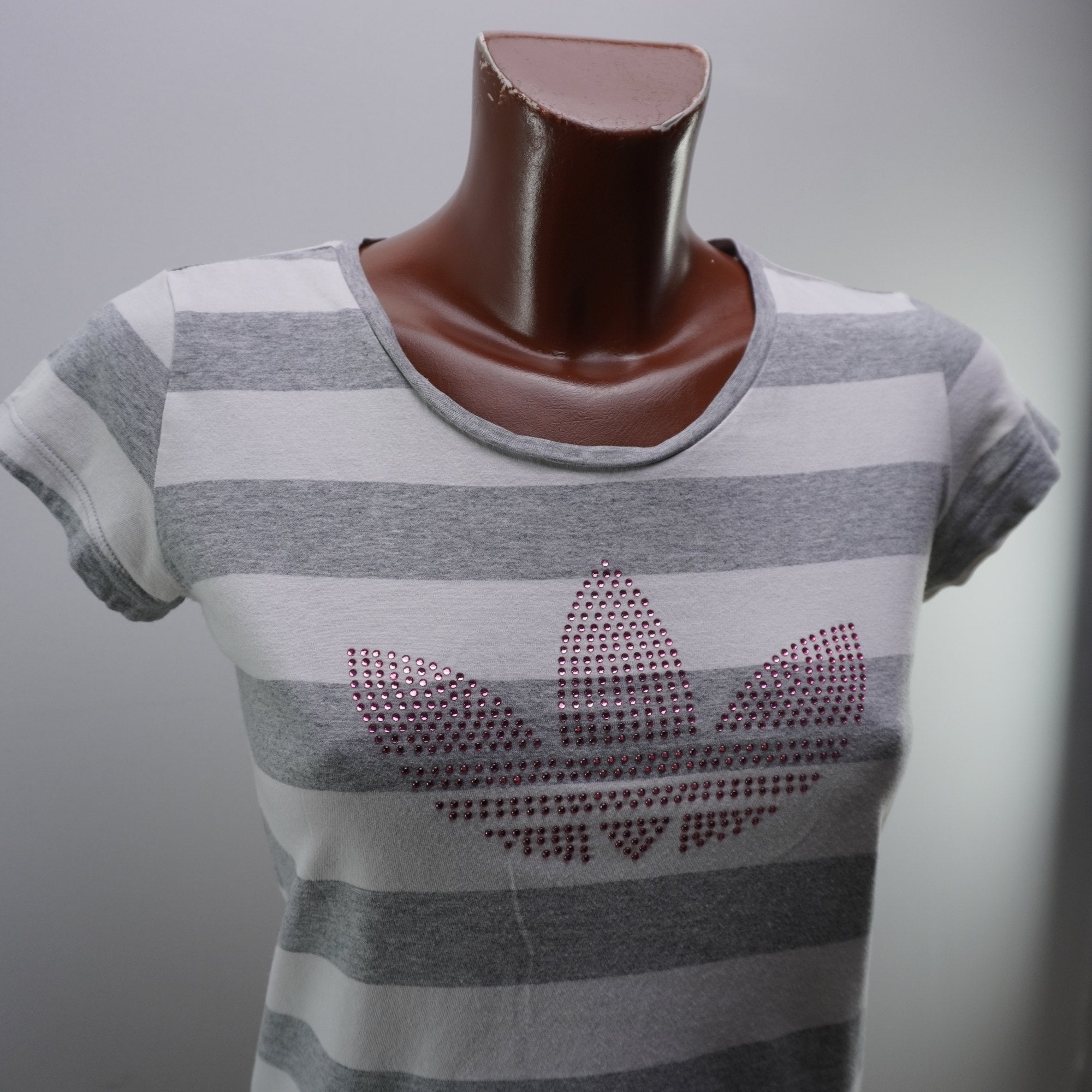 Camiseta de Manga Corta Adidas para Mujer - Gris, M, Usada en Muy Buen Estado