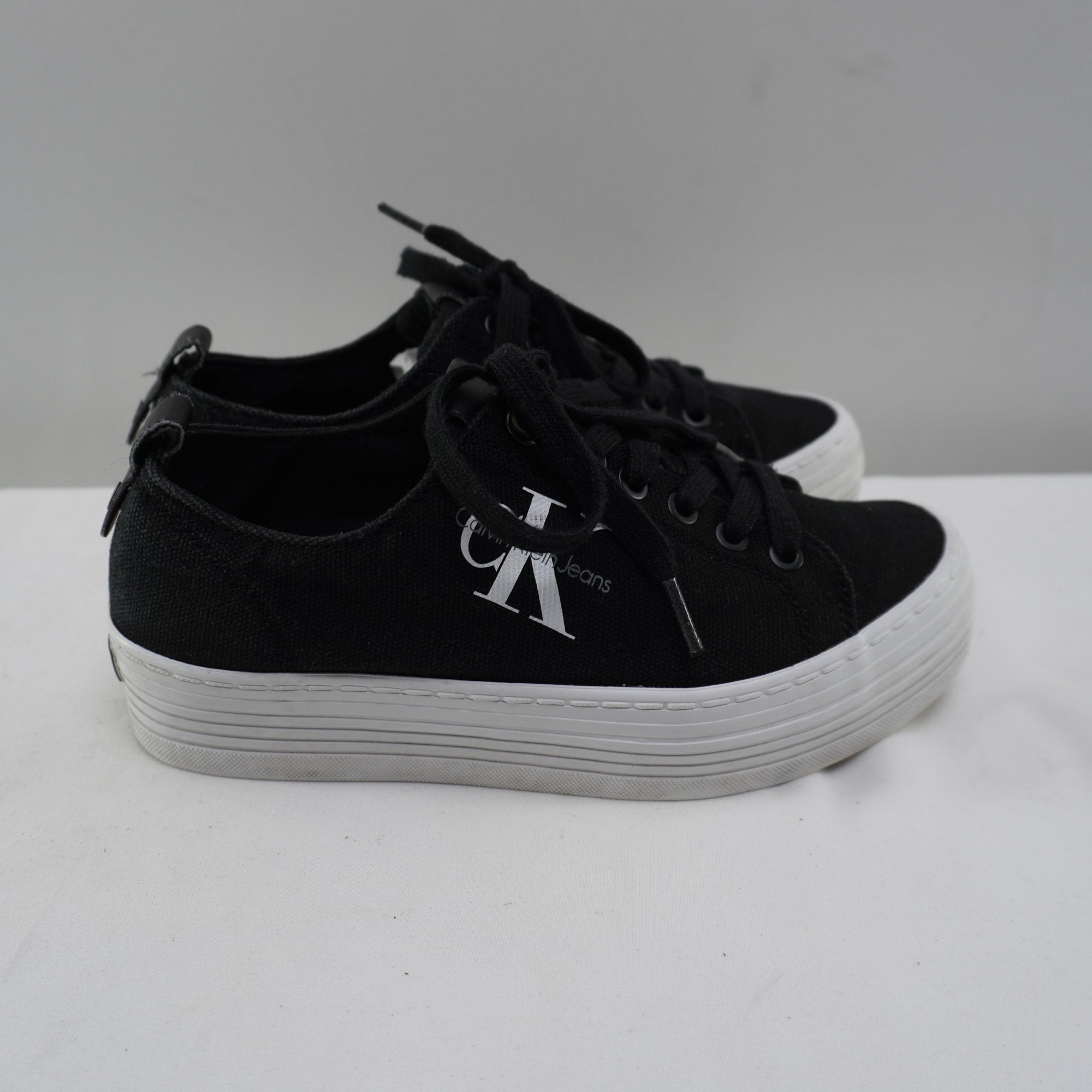 Zapatillas Calvin Klein para Mujer Usadas - Negros, Talla 38