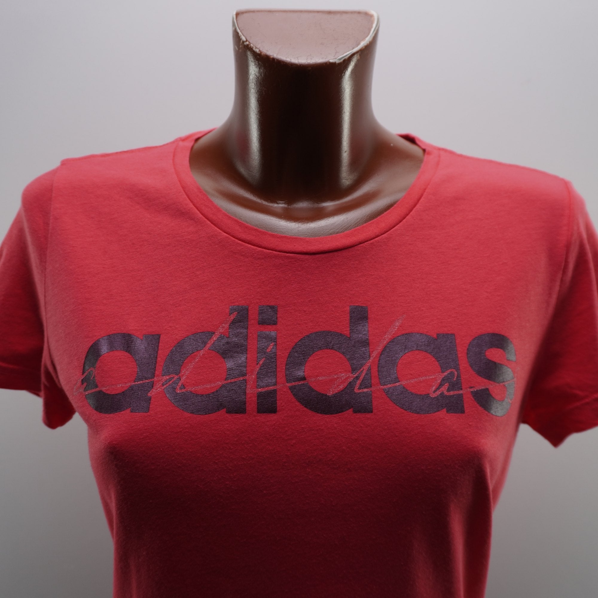 Camiseta de Manga Corta Adidas para Mujer - Roja, M, Usada en Muy Buen Estado