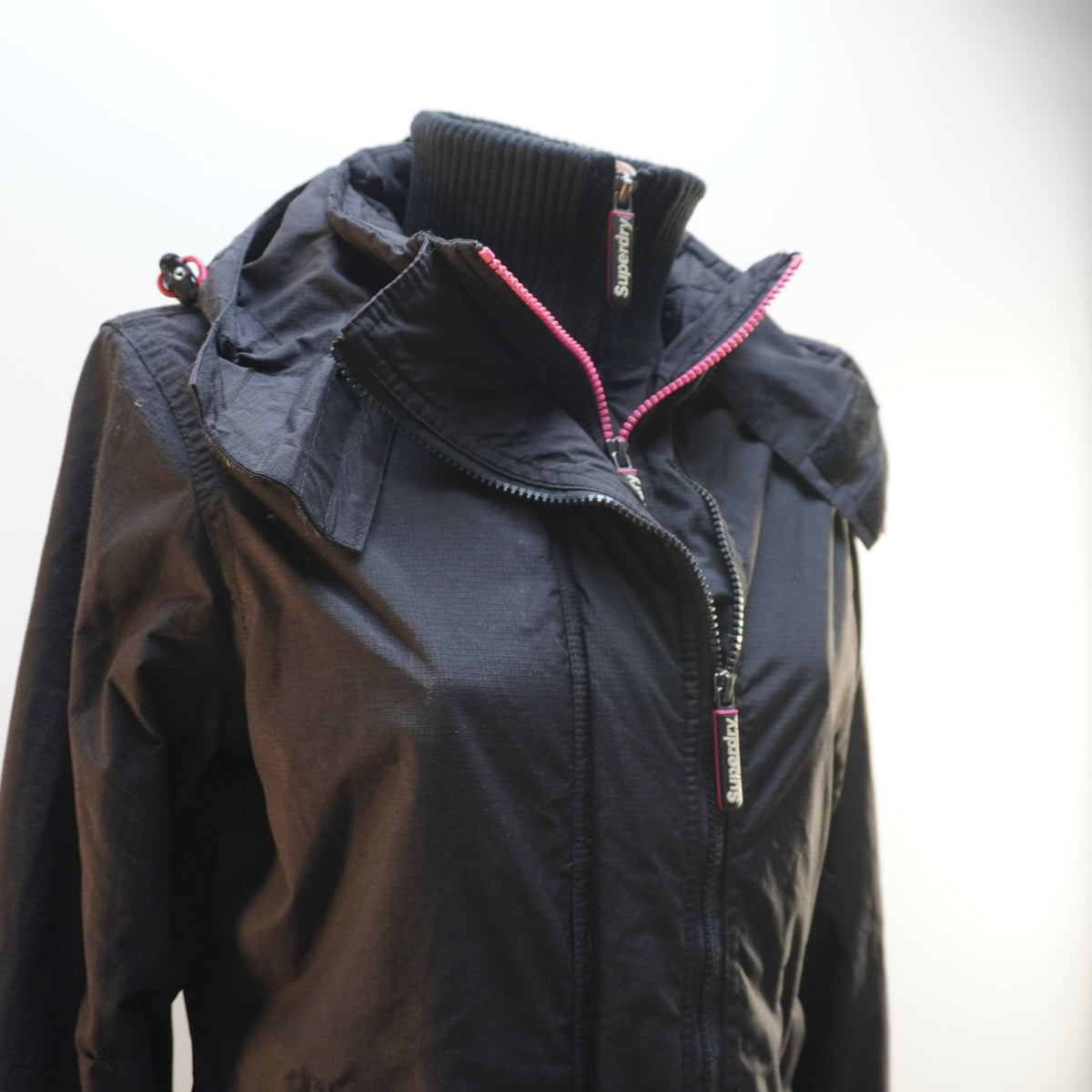 Parka Superdry para Mujer Usada - Negra, M
