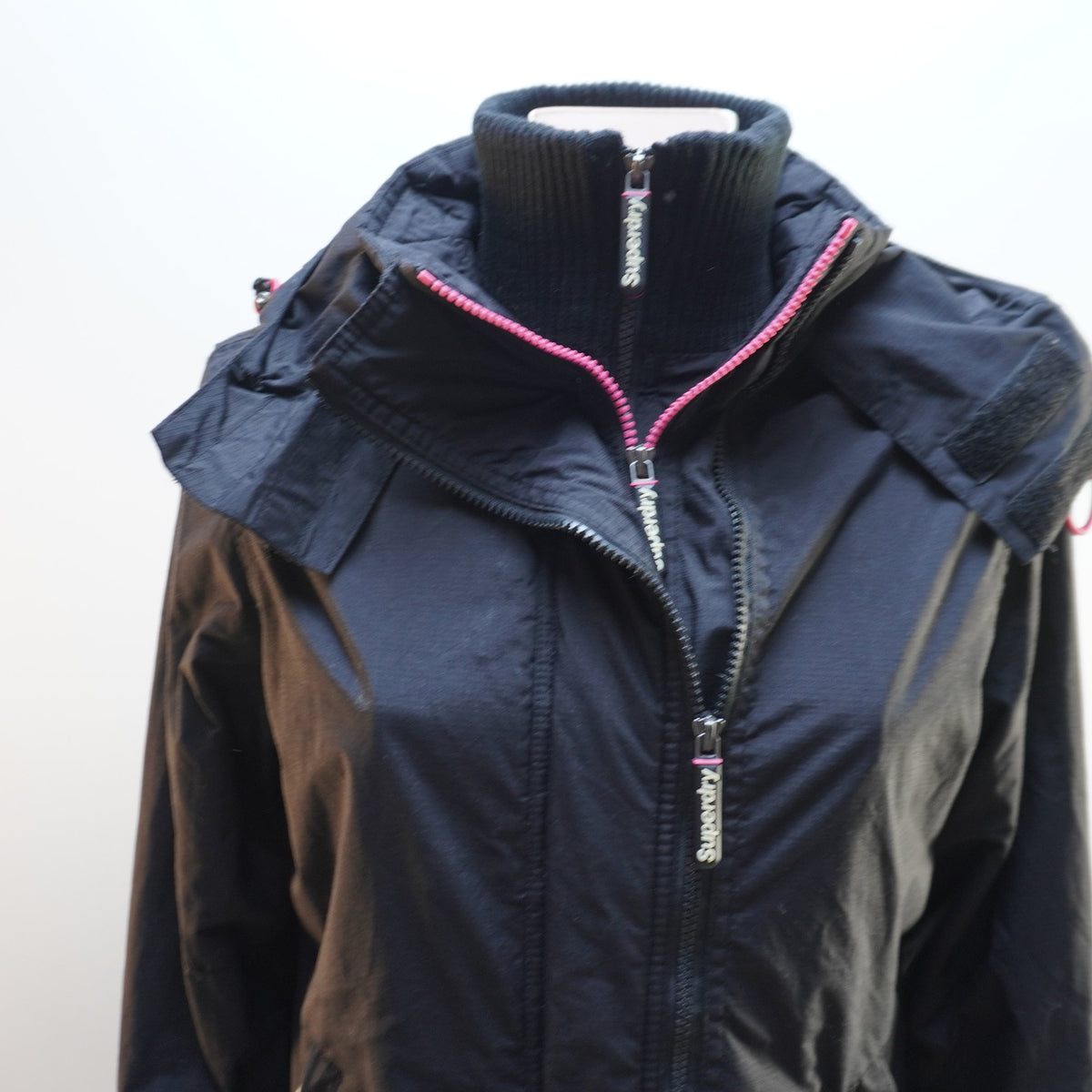 Parka Superdry para Mujer Usada - Negra, M