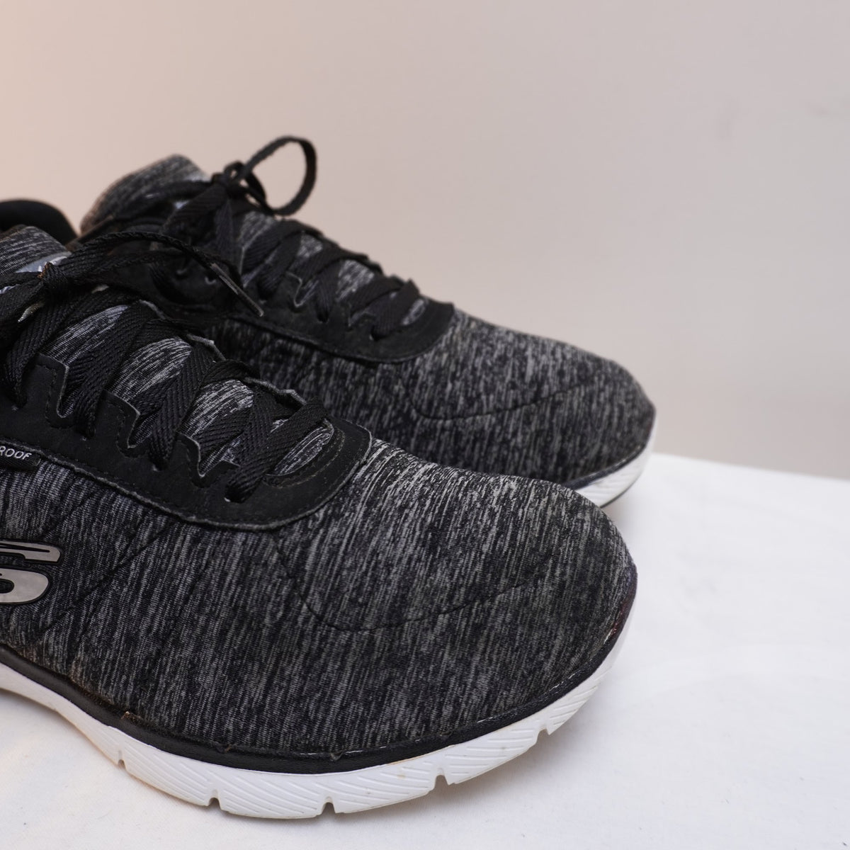 Zapatillas Skechers para Mujer Usadas - Gris, Talla 39