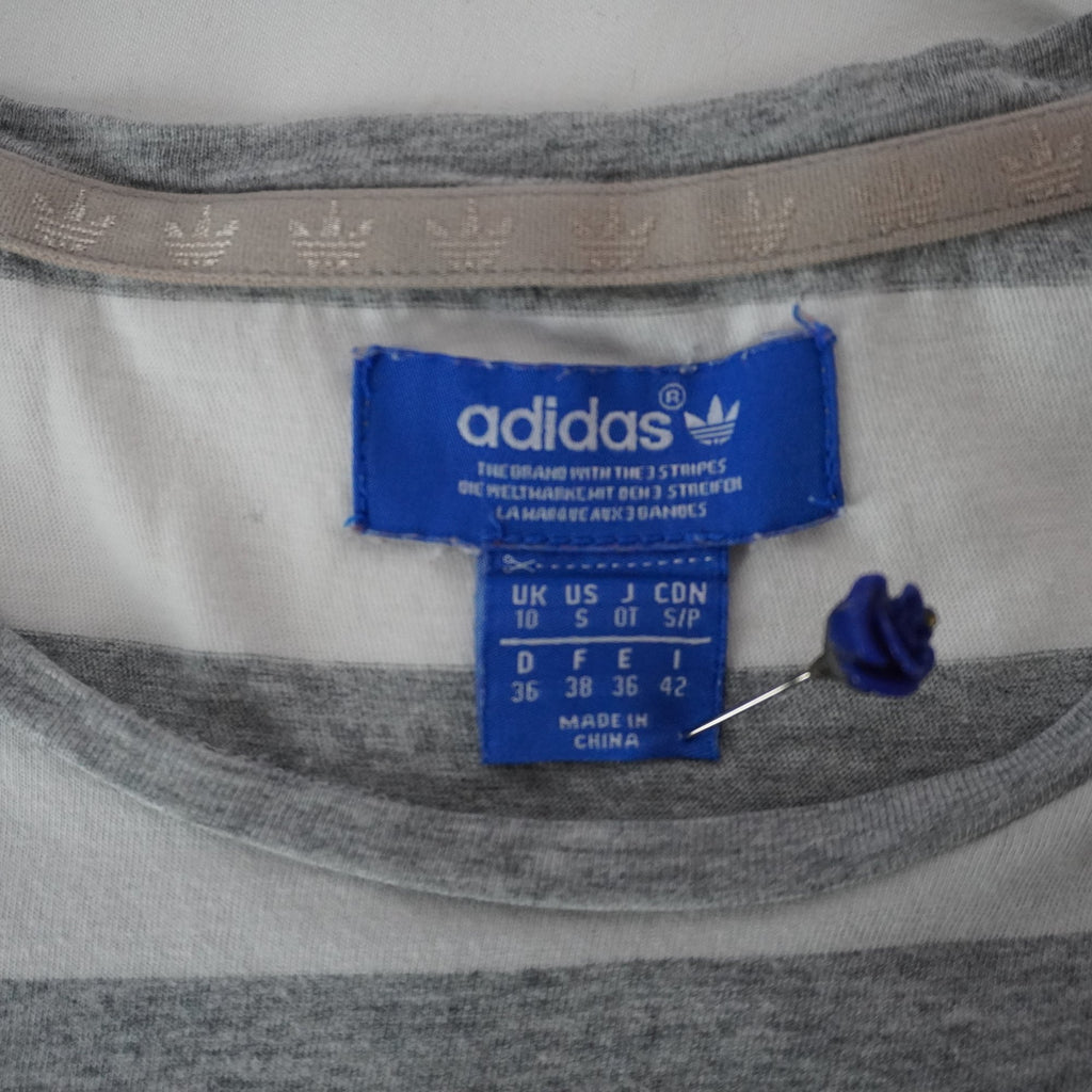 Camiseta de Manga Corta Adidas para Mujer - Gris, M, Usada en Muy Buen Estado