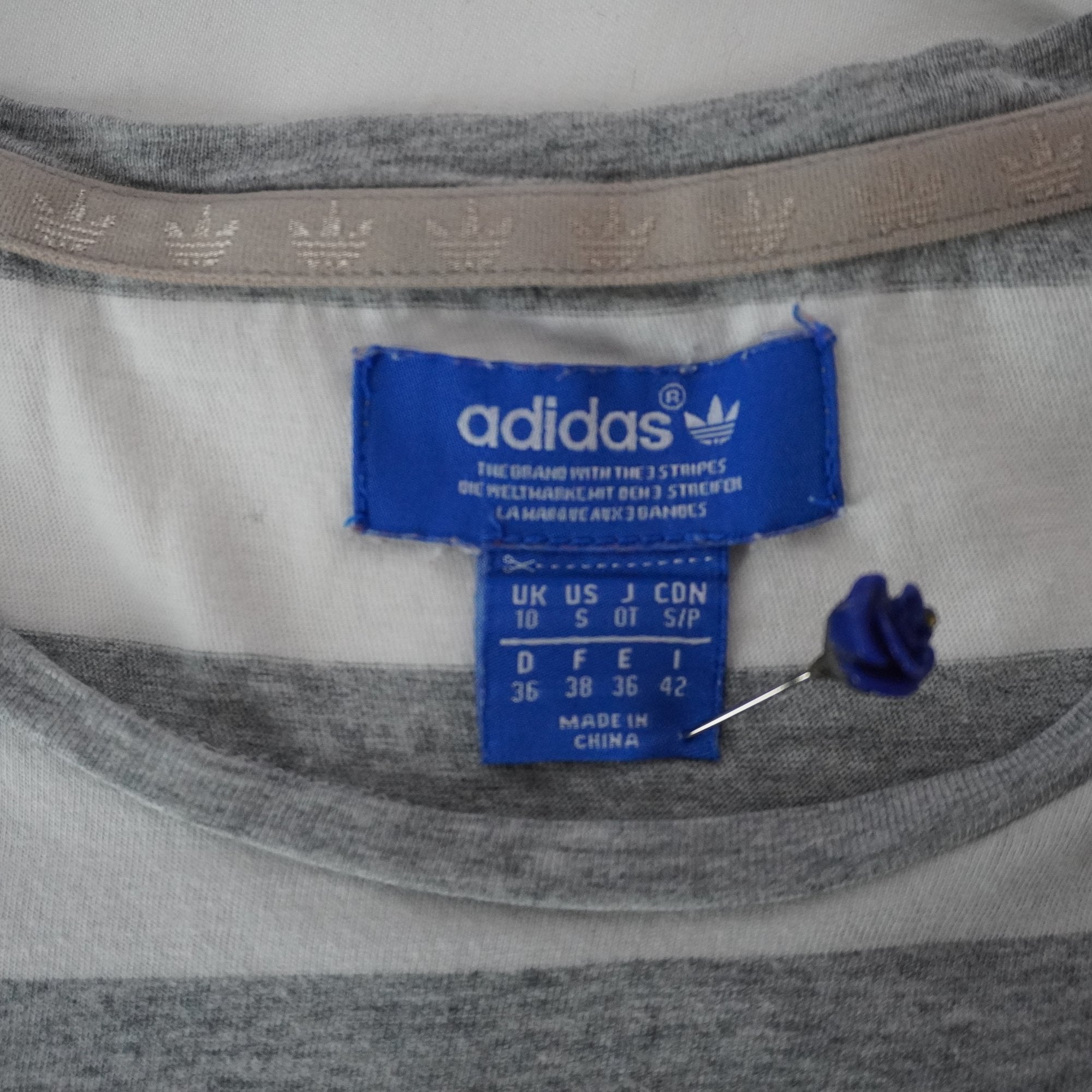 Camiseta de Manga Corta Adidas para Mujer - Gris, M, Usada en Muy Buen Estado