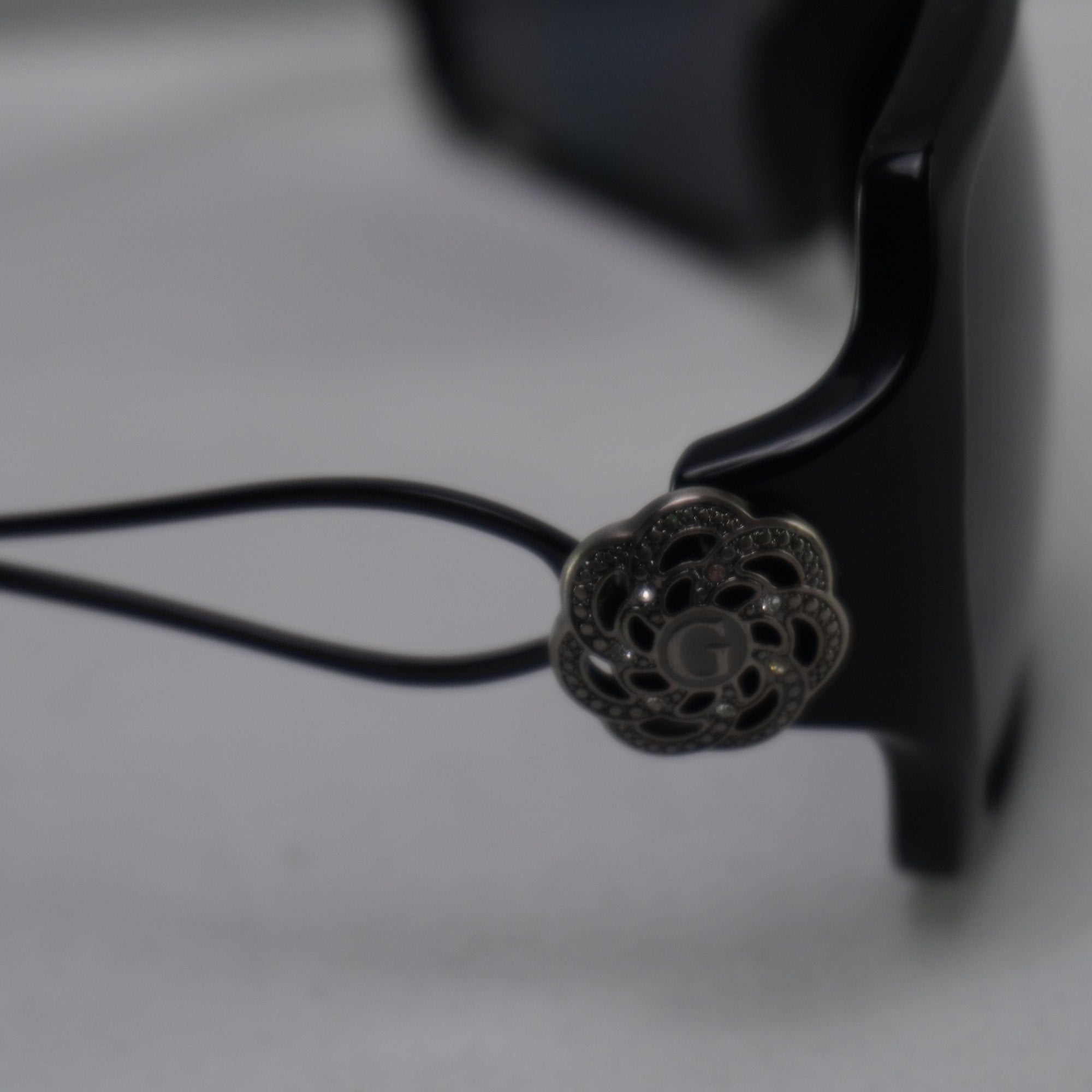 Gafas de Sol Guess para Mujeres Usadas - Negro, Excelente Estado