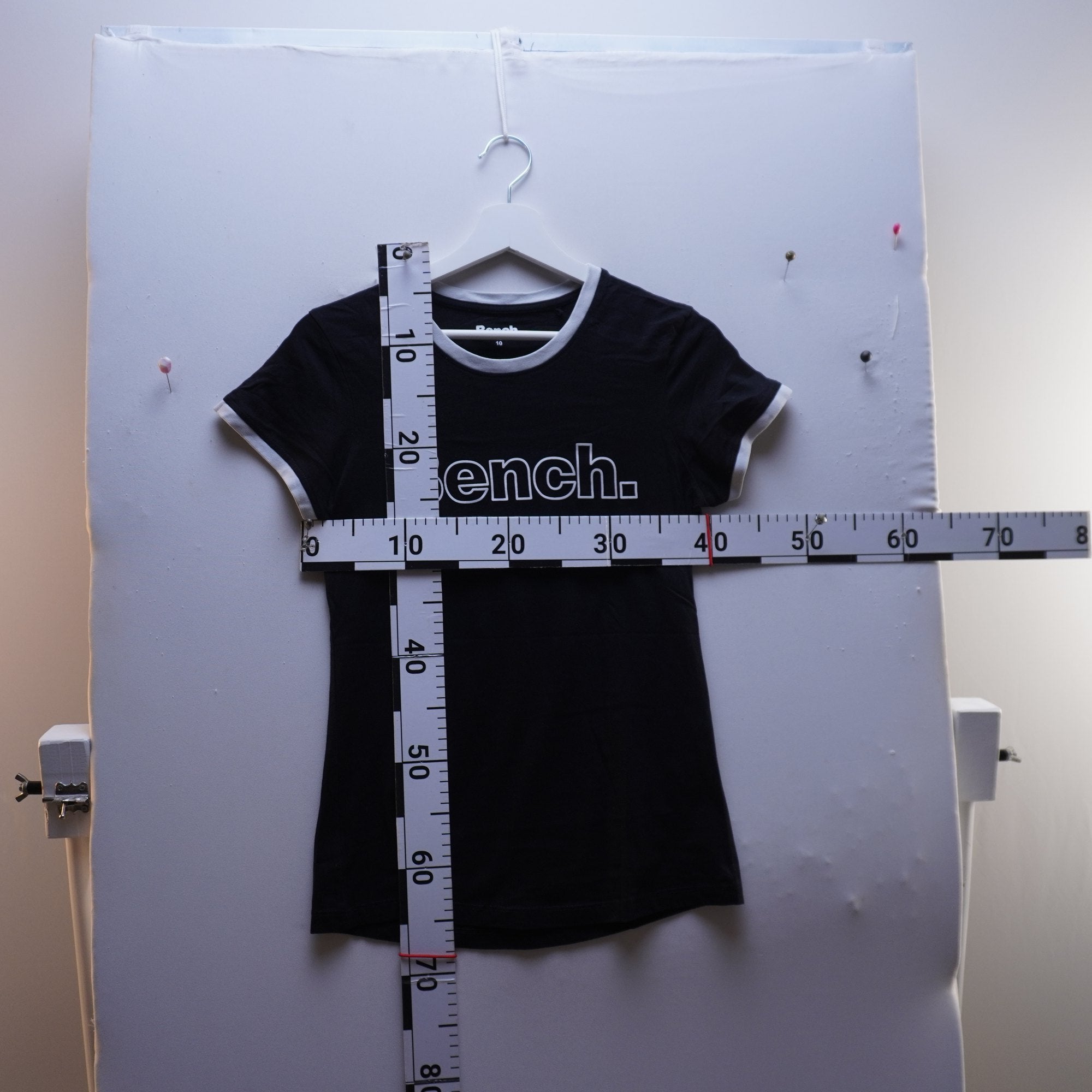 Camiseta de Manga Corta Bench para Mujer Usada - Negra, Mediana (M)