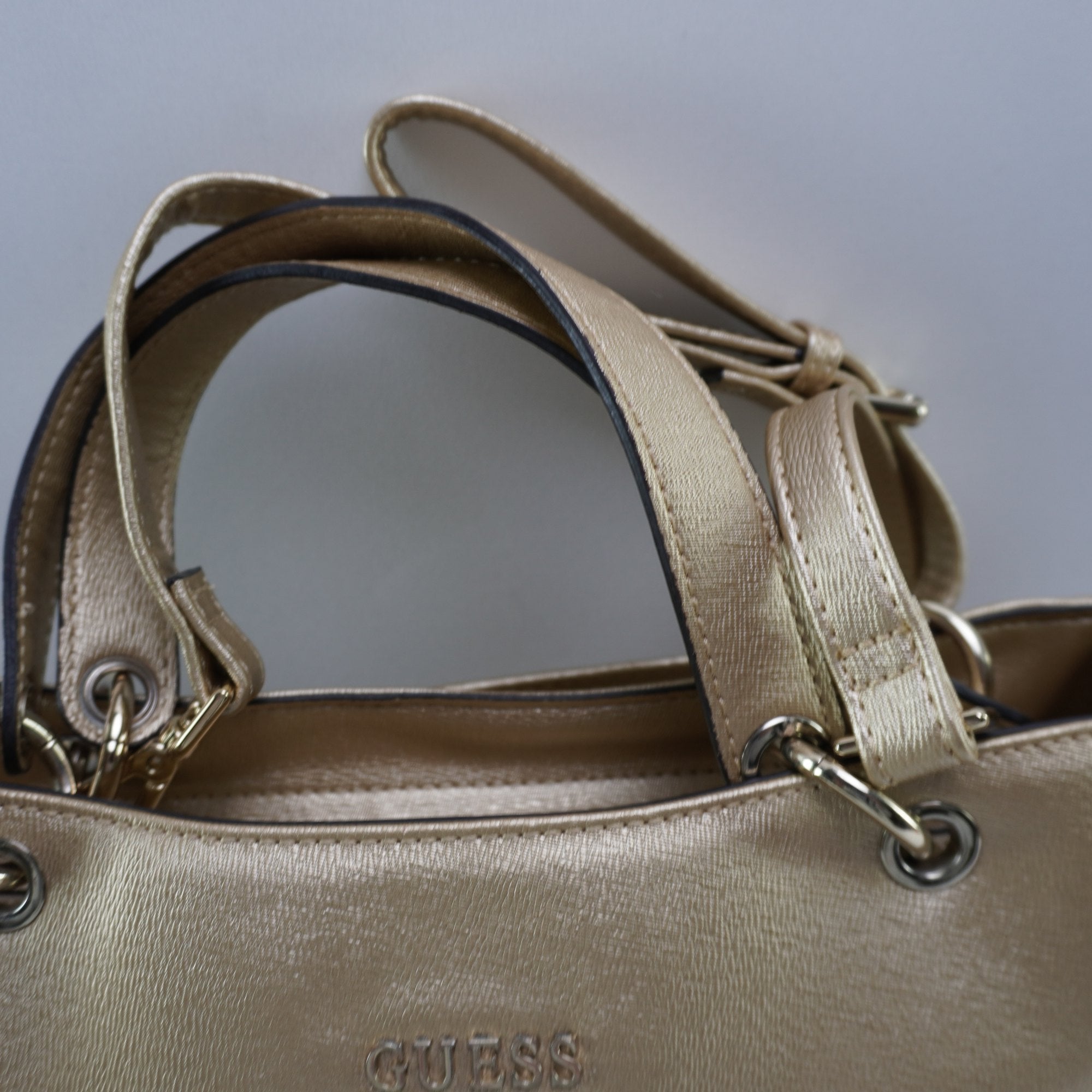 Bolso Baguette Guess para Mujer Usado - Dorado, Muy Buen Estado
