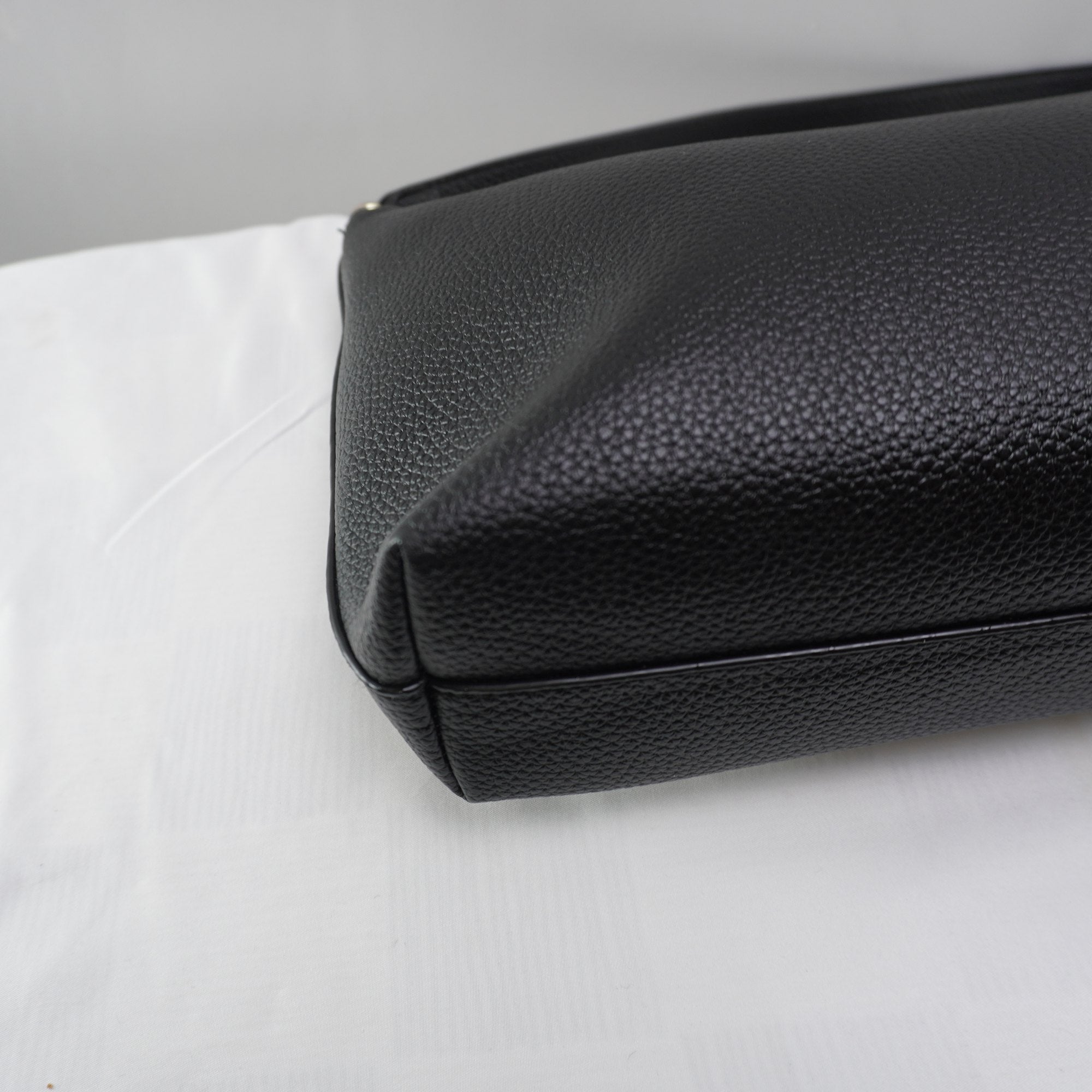 Bolso Baguette Guess para Mujer Usado - Negro en Muy Buen Estado
