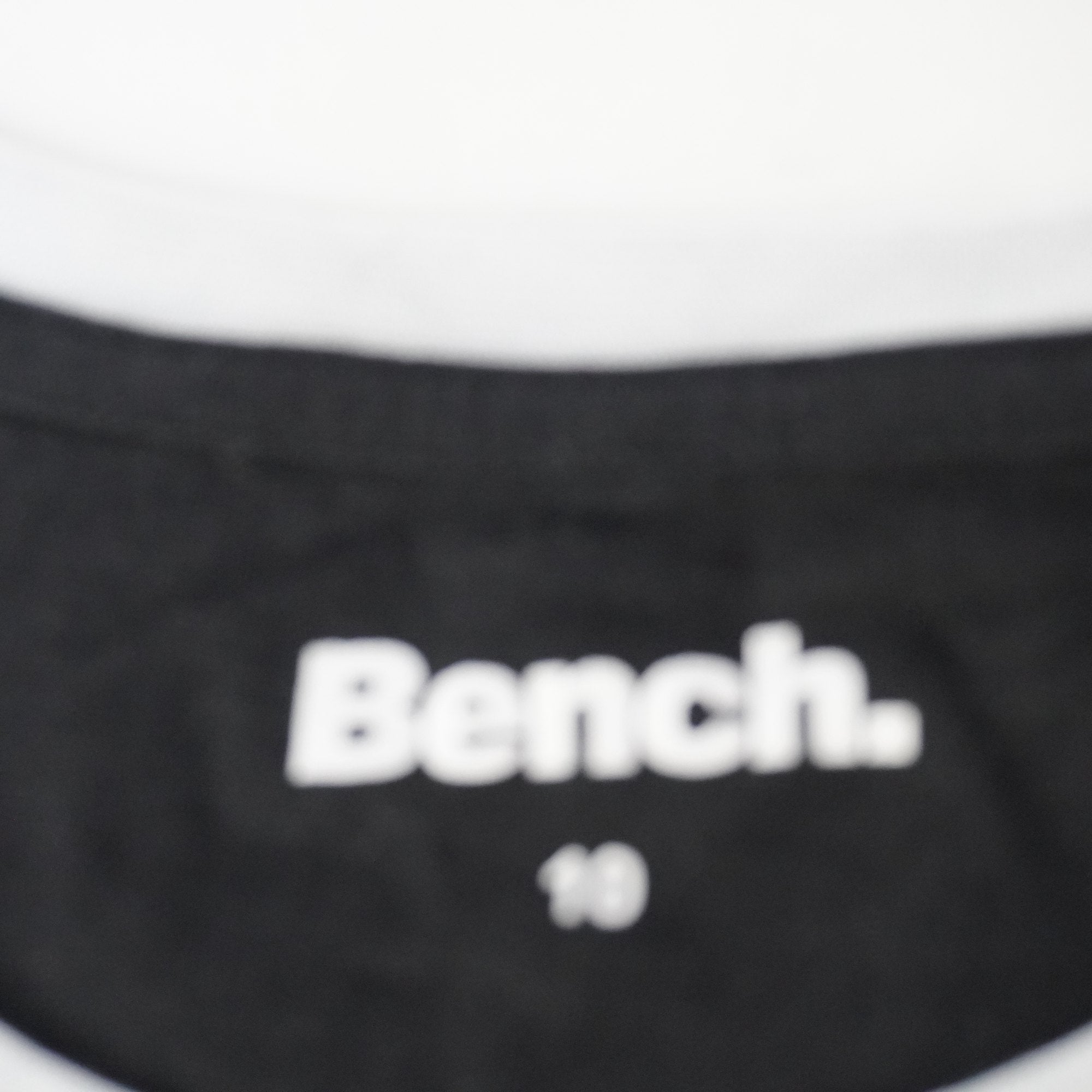 Camiseta de Manga Corta Bench para Mujer Usada - Negra, Mediana (M)