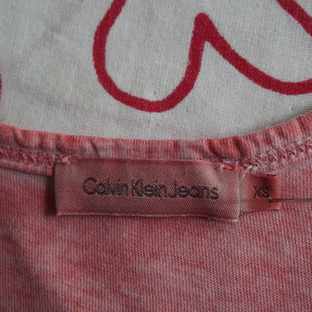 Camiseta de Manga Corta Calvin Klein para Mujer Usada - Rosa, XS