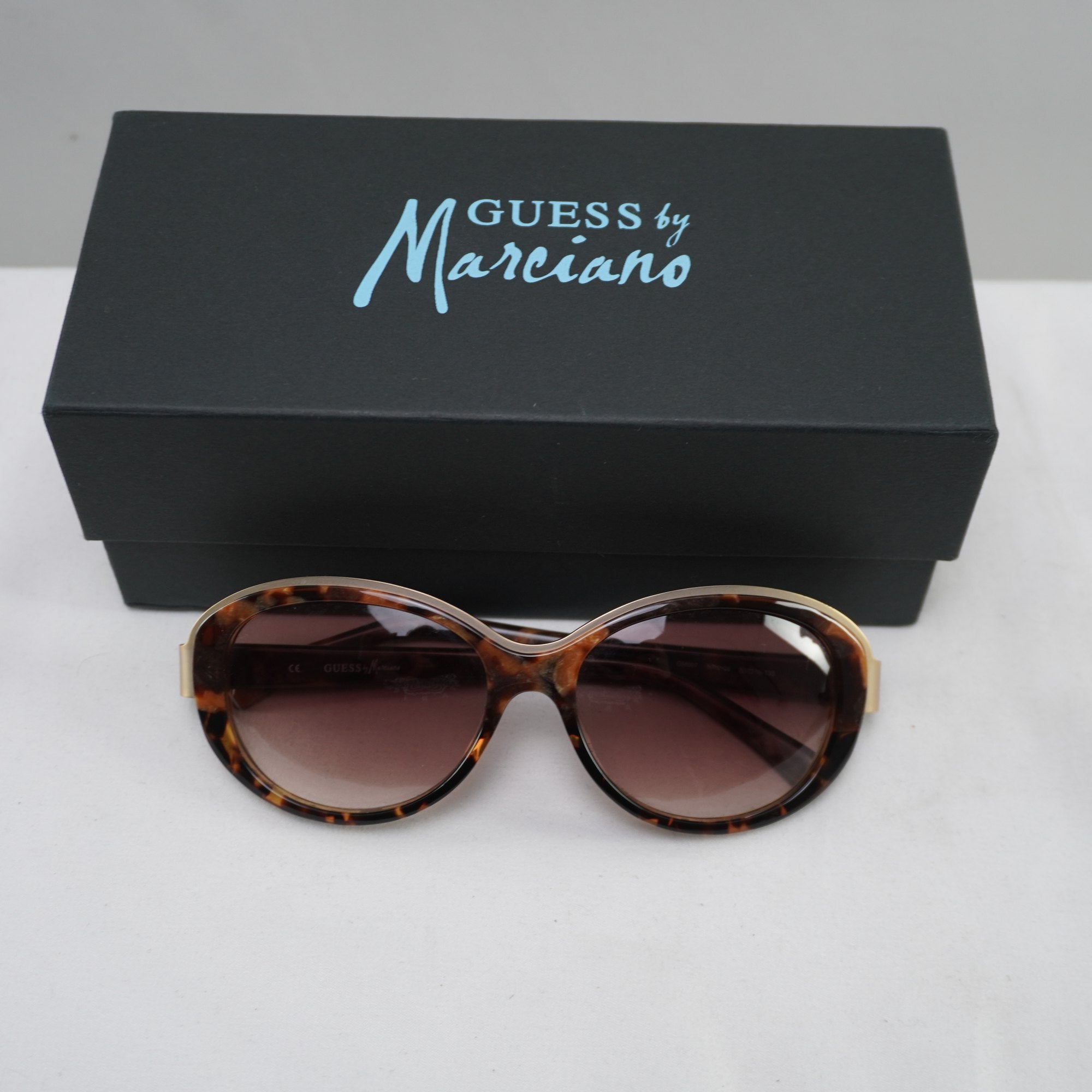 Gafas de Sol Guess Marciano para Mujeres Usadas - Marrón, Muy Buen Estado