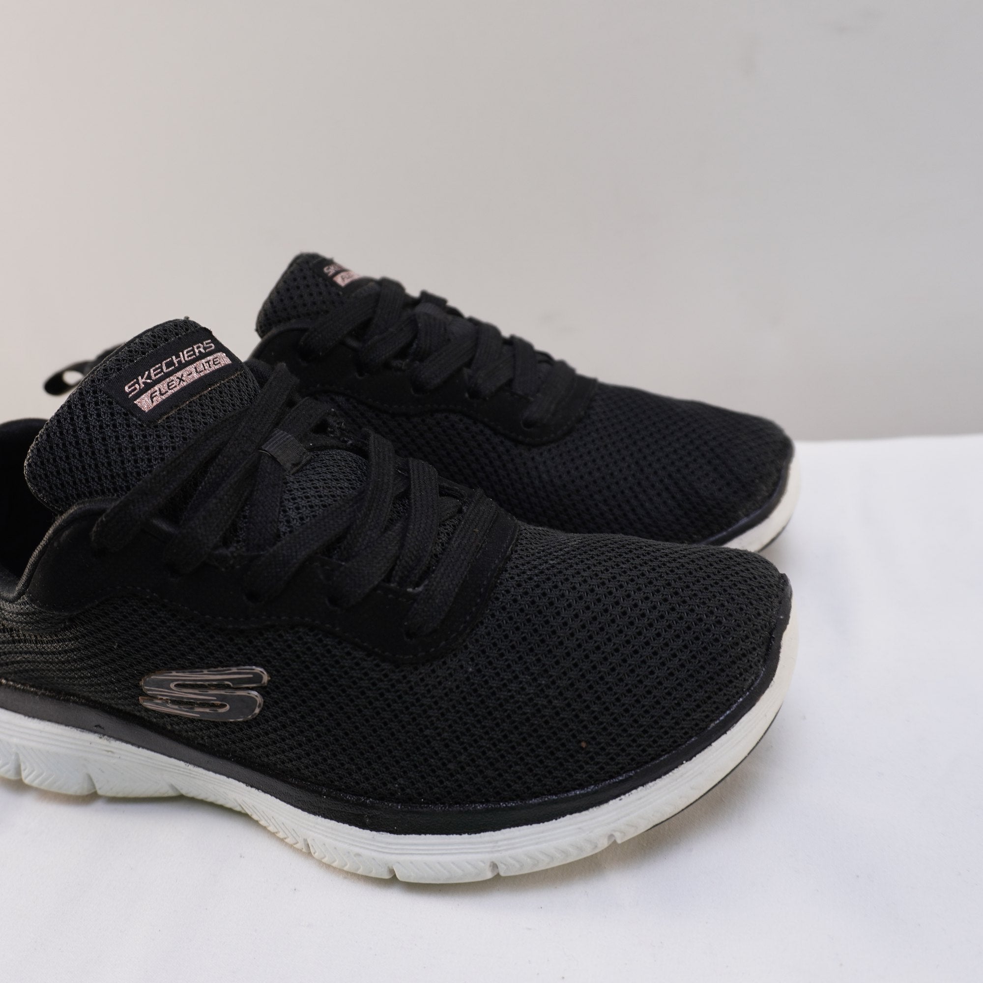 Zapatillas Skechers para Mujer Usadas - Negro, Talla 38