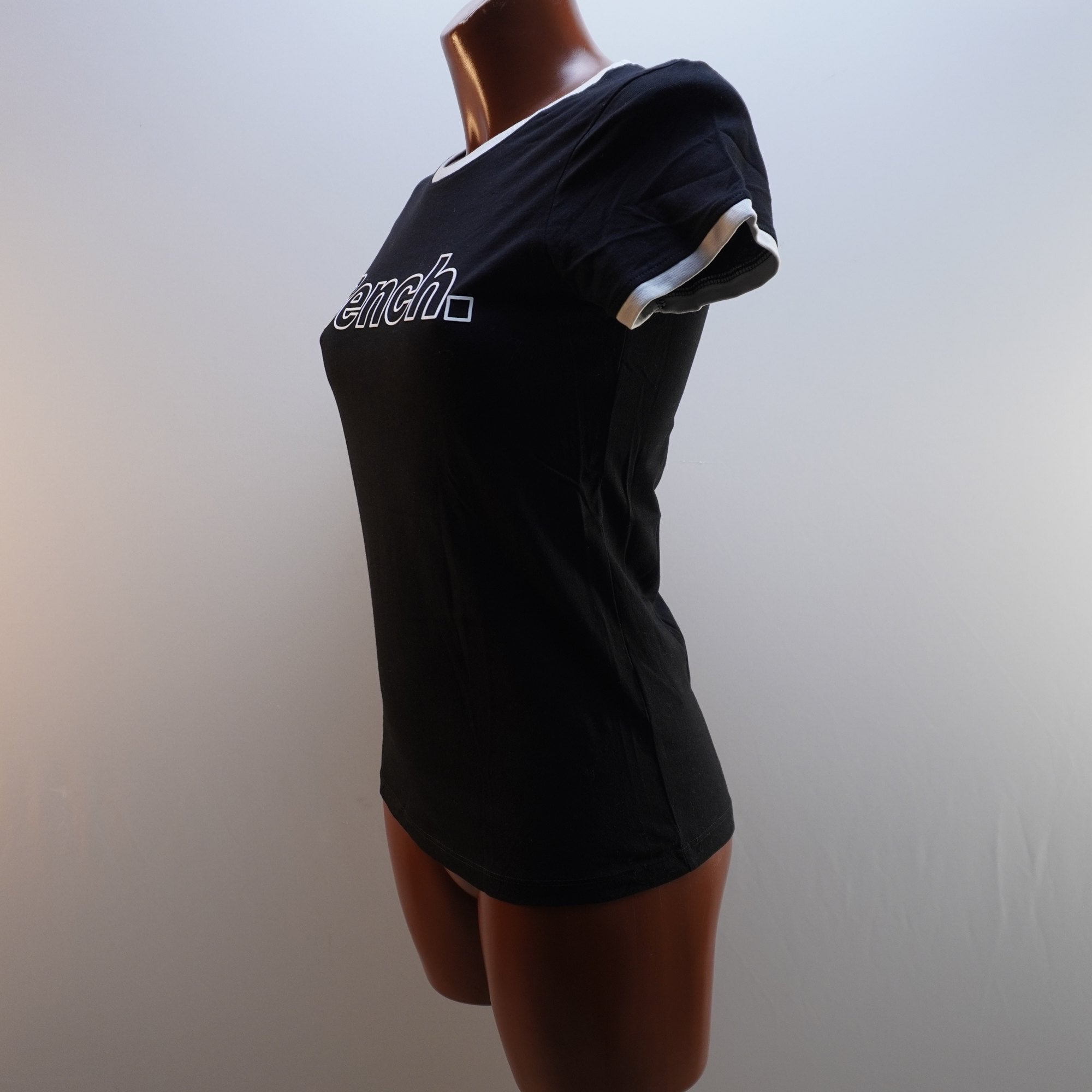 Camiseta de Manga Corta Bench para Mujer Usada - Negra, Mediana (M)
