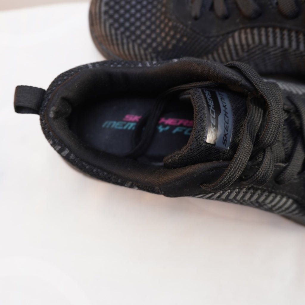 Zapatillas Skechers para Mujer Usadas - Negro, Talla 40
