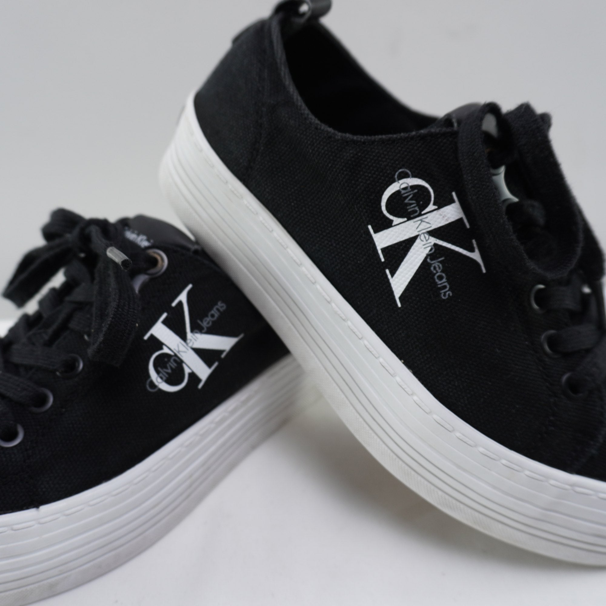 Zapatillas Calvin Klein para Mujer Usadas - Negros, Talla 38