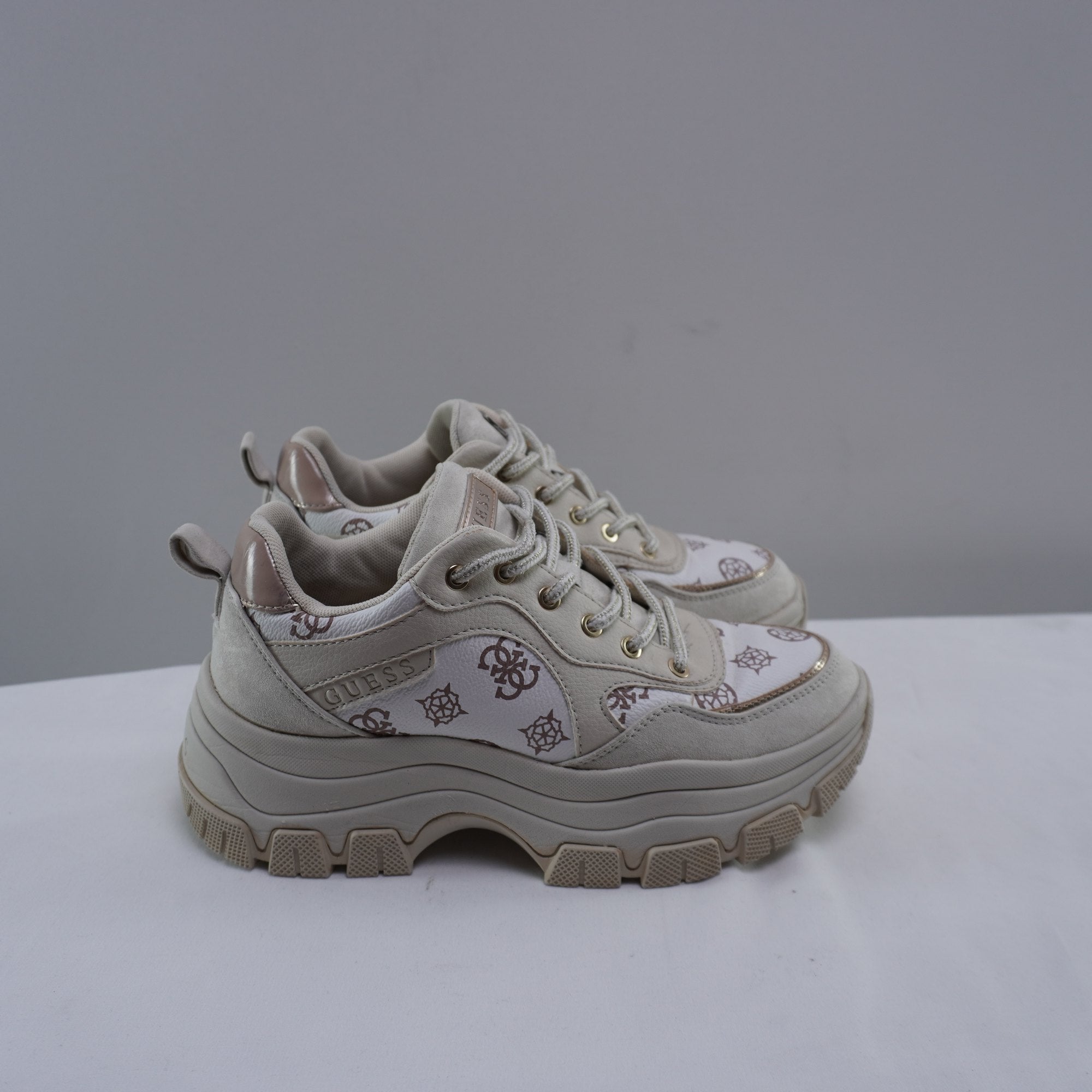 Zapatillas Guess para Mujer Usadas - Blancas, Talla 38