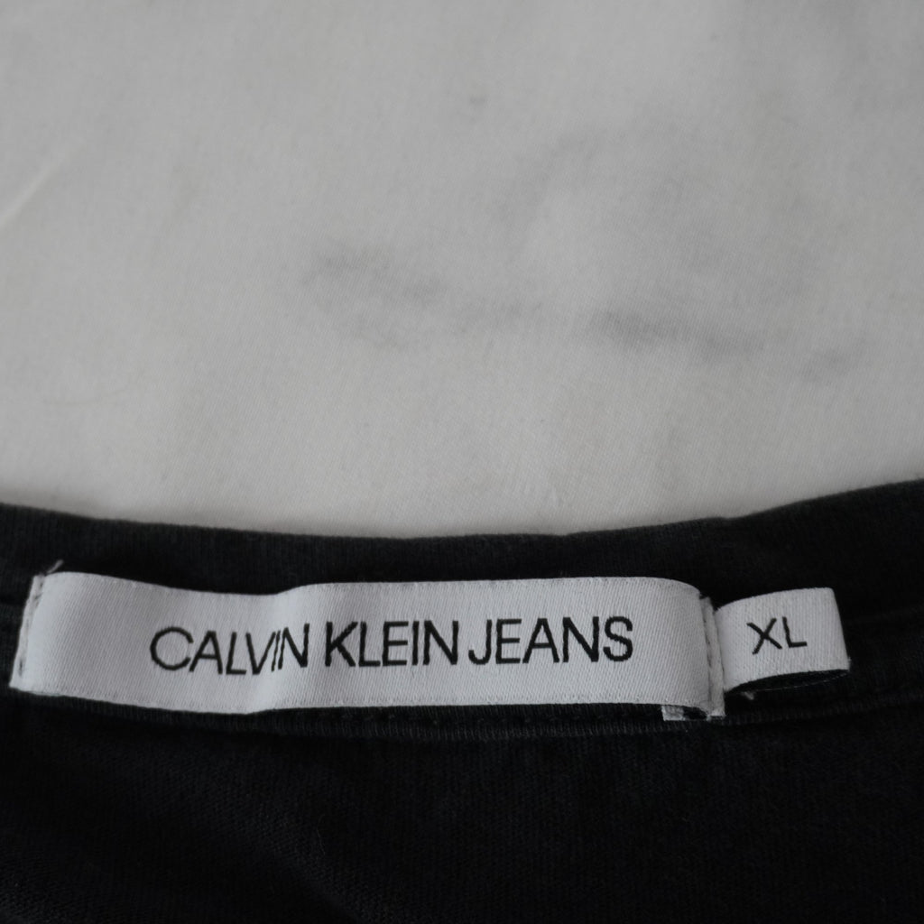 Camiseta de Manga Corta Calvin Klein para Mujer Usada - Negra, XL