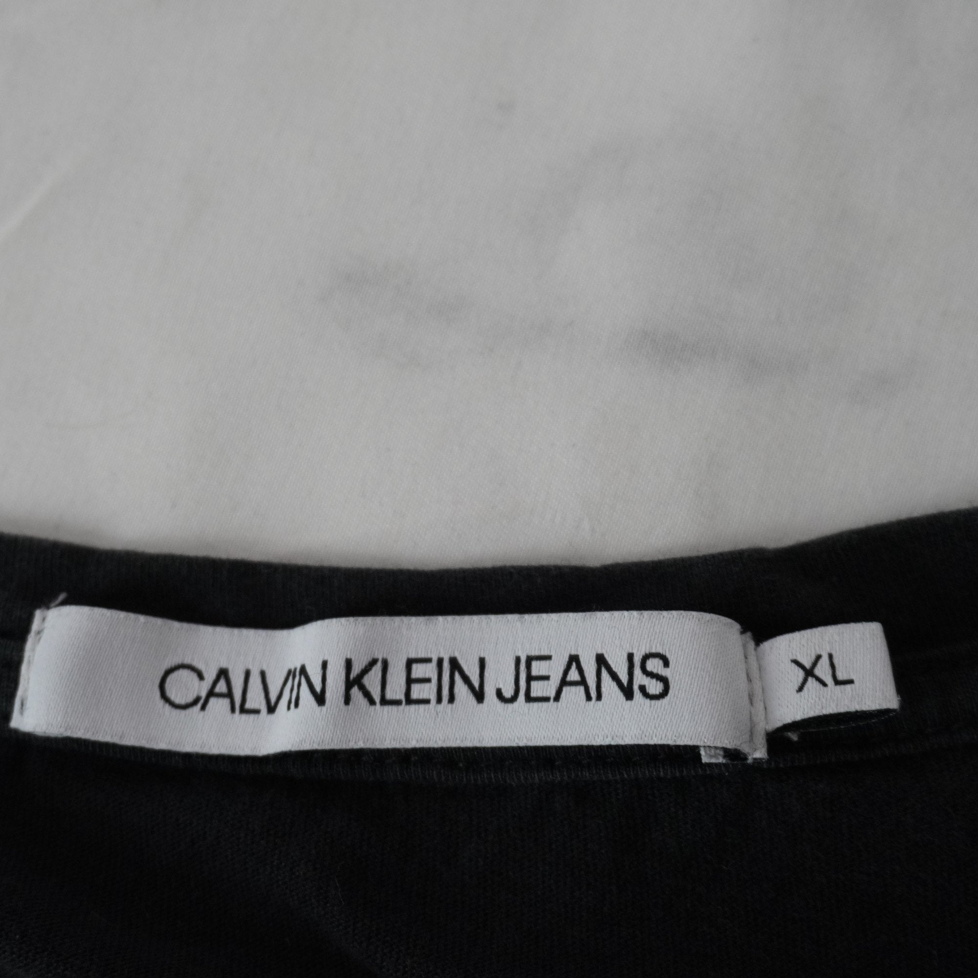 Camiseta de Manga Corta Calvin Klein para Mujer Usada - Negra, XL