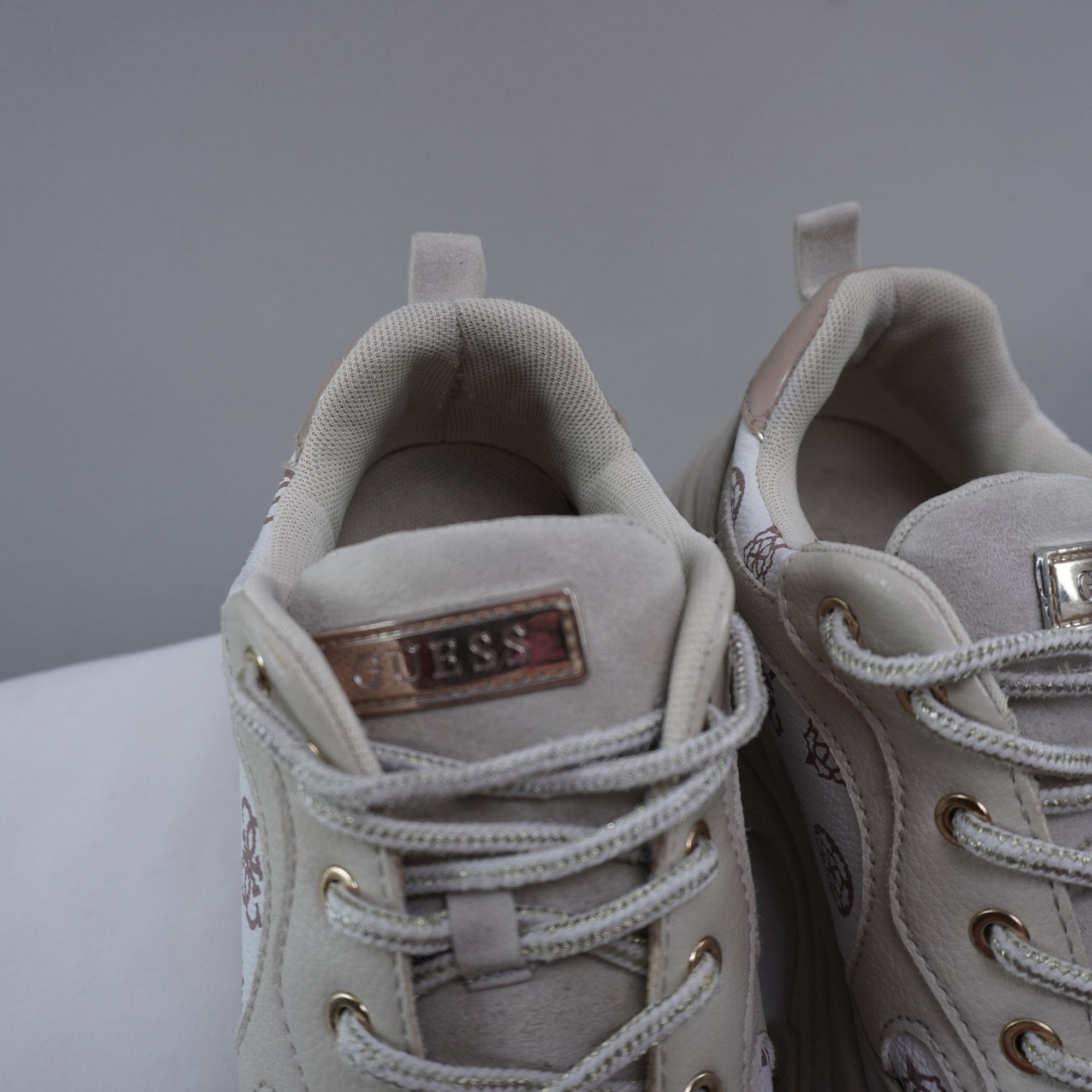 Zapatillas Guess para Mujer Usadas - Blancas, Talla 38
