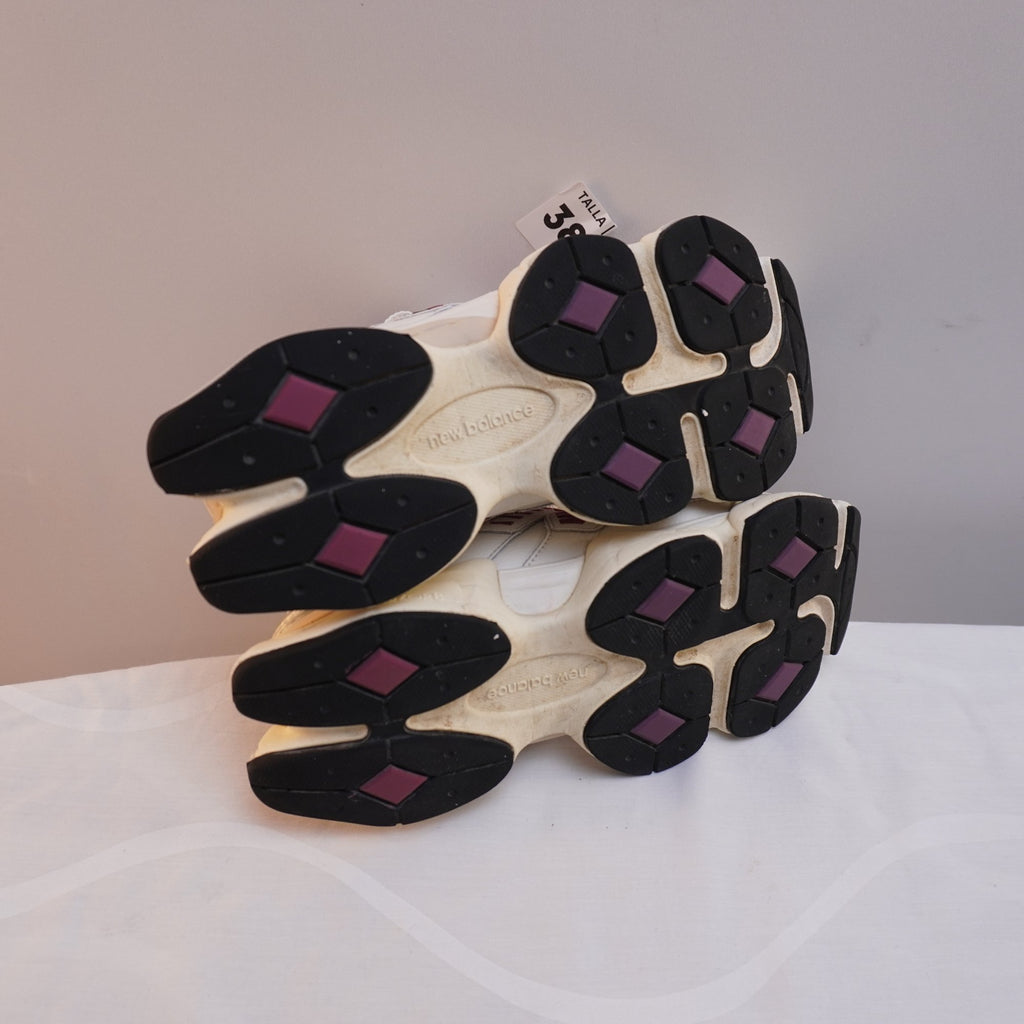 Zapatillas New Balance para Mujer Usadas - Blancas, Talla 38.5