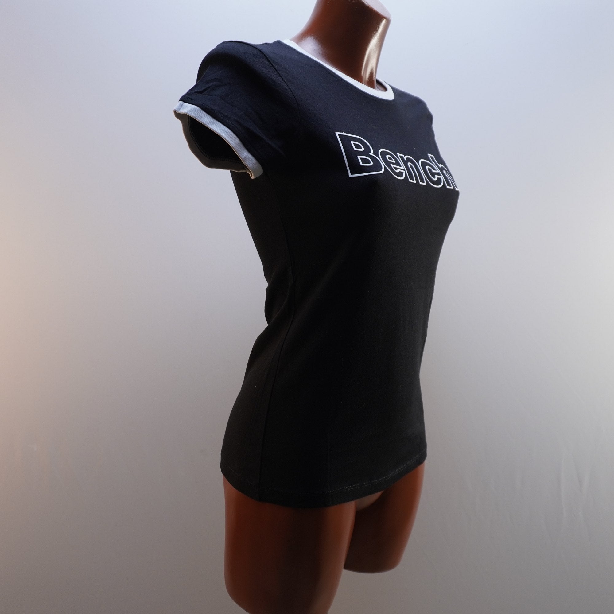 Camiseta de Manga Corta Bench para Mujer Usada - Negra, Mediana (M)