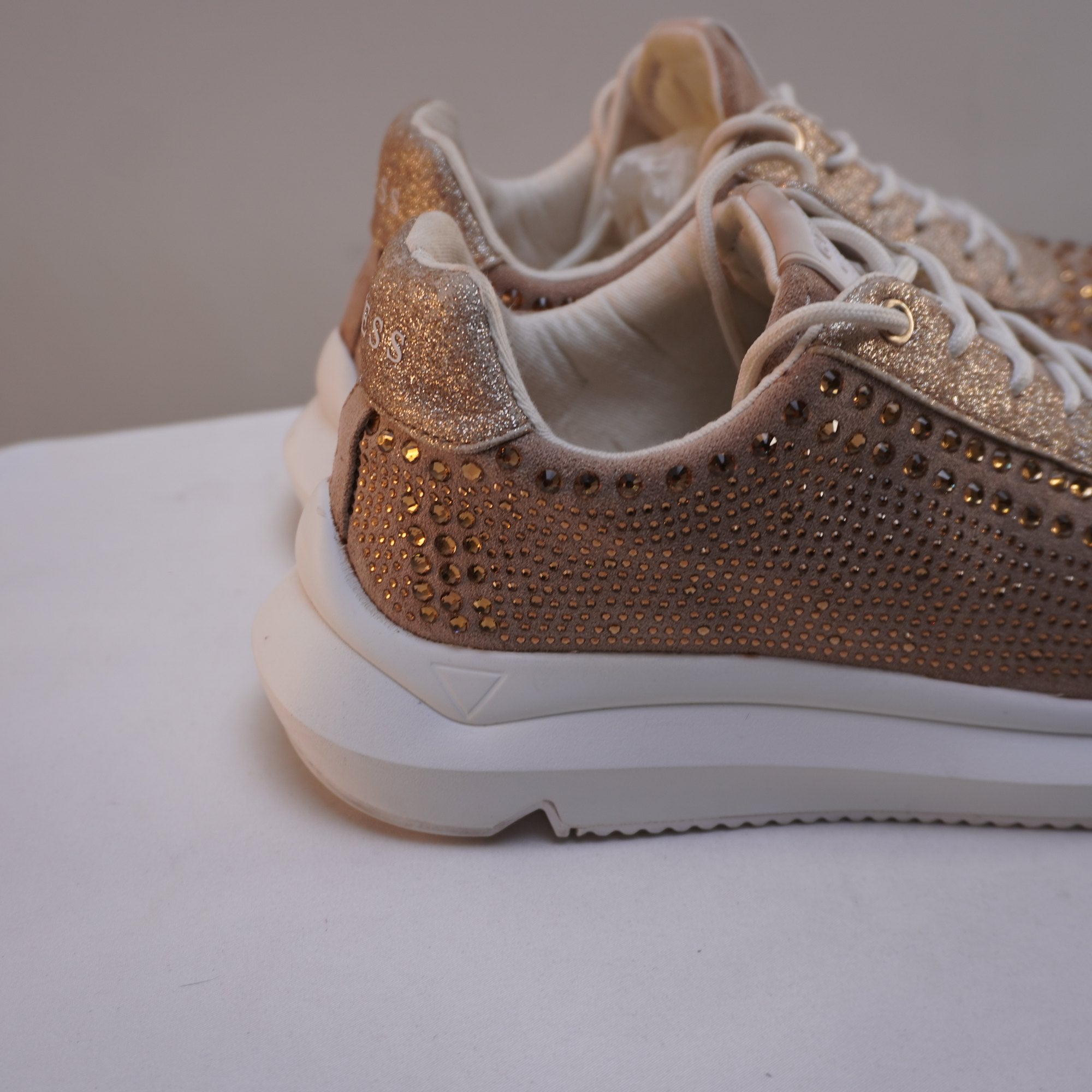 Zapatillas Guess para Mujer Usadas - Dorado, Talla 39