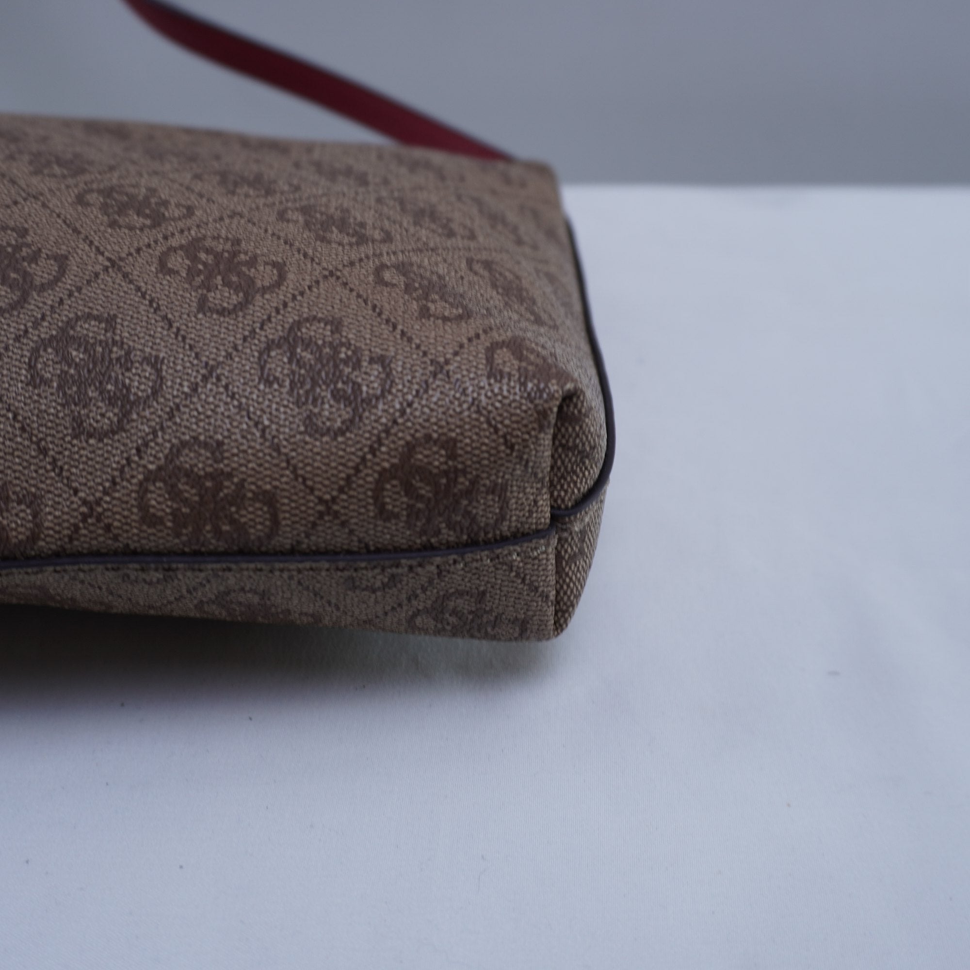 Bolso Baguette Guess para Mujer Usado - Marrón en Muy Buen Estado