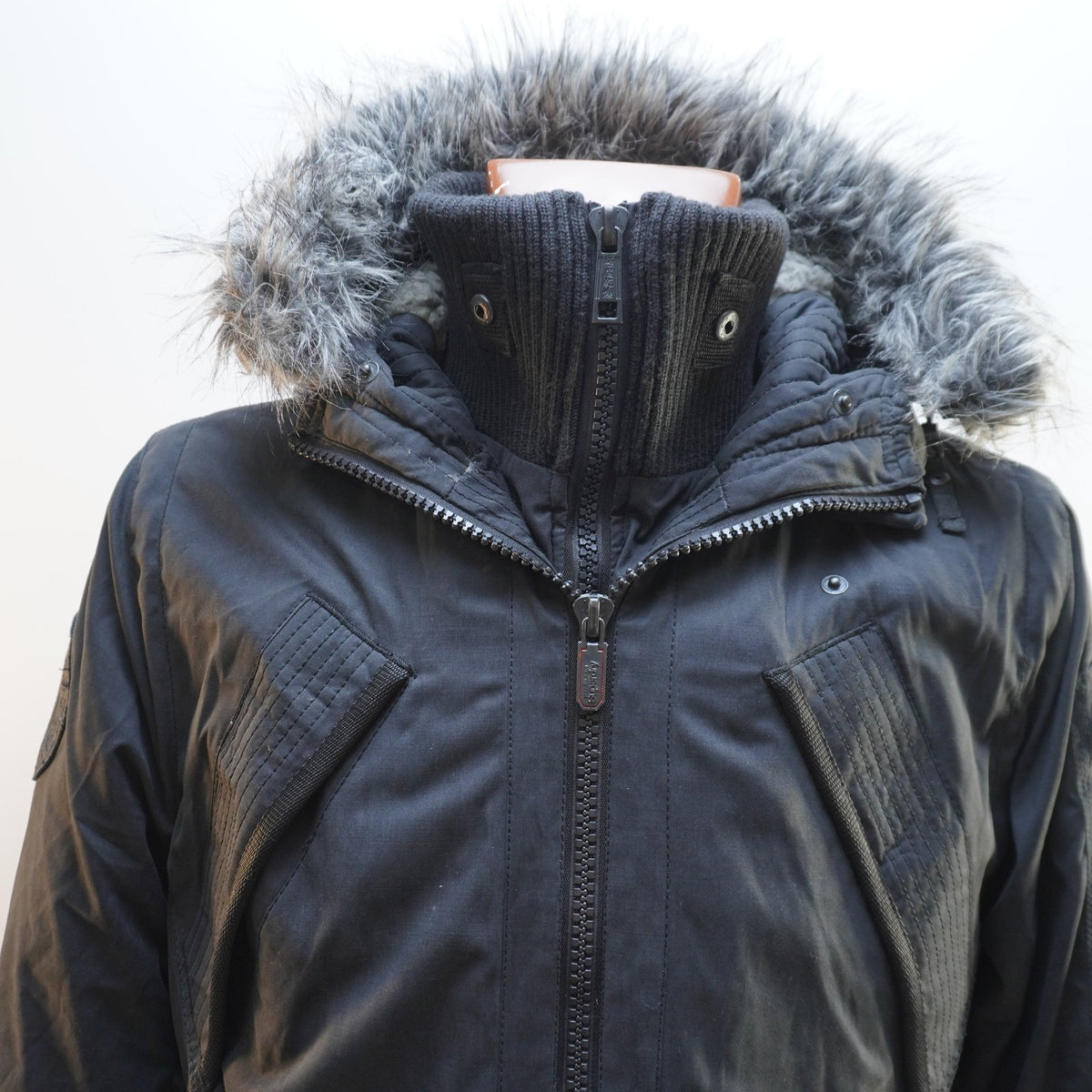 Parka Superdry para Hombre Usada - Grande (L), Muy Buen Estado