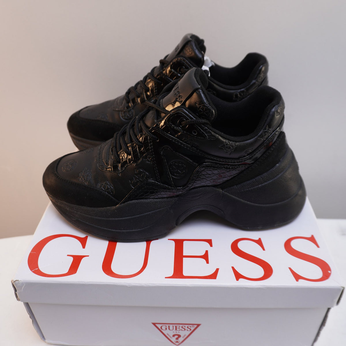 Zapatillas Guess para Mujer Usadas - Negros, Talla 38