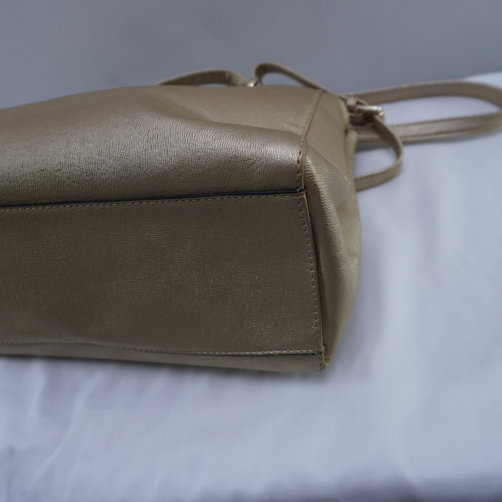 Bolso Baguette Guess para Mujer Usado - Dorado, Muy Buen Estado