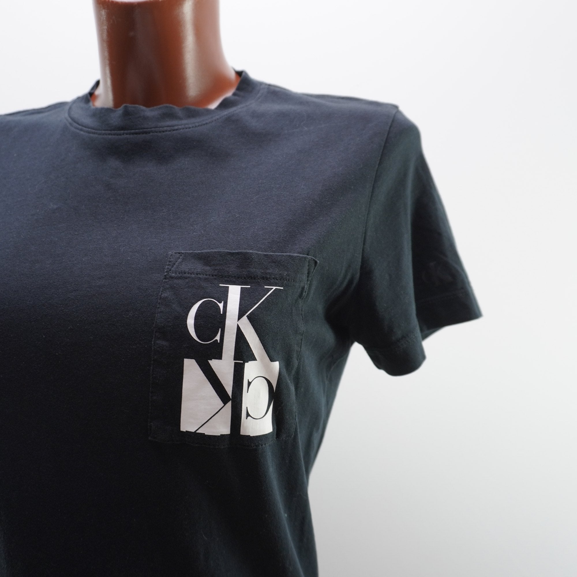 Camiseta de Manga Corta Calvin Klein para Mujer - Negra, XS - Usada en Muy Buen Estado