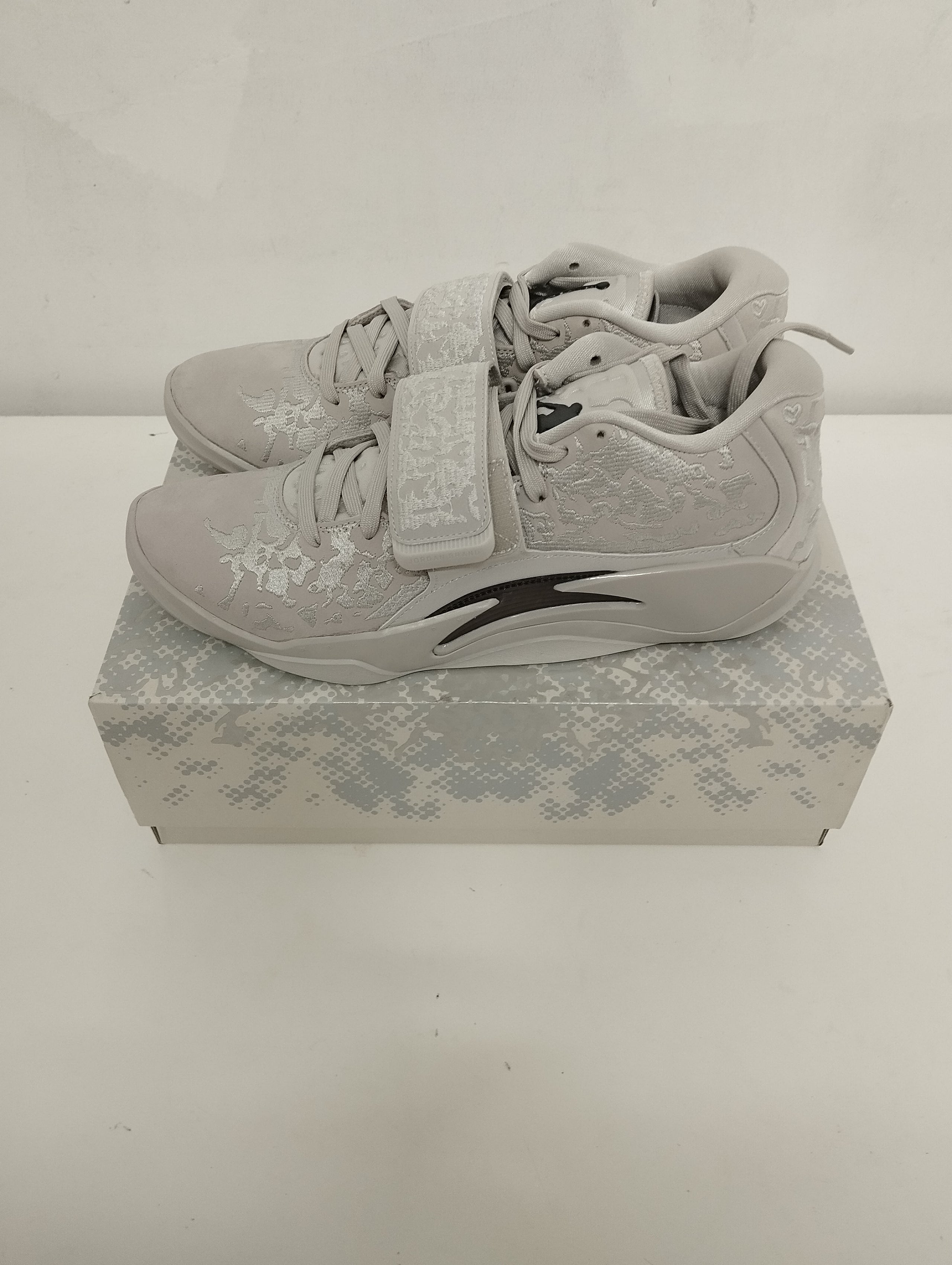 New Men's Nike Zion Sneakers - Beige, Size 44.5