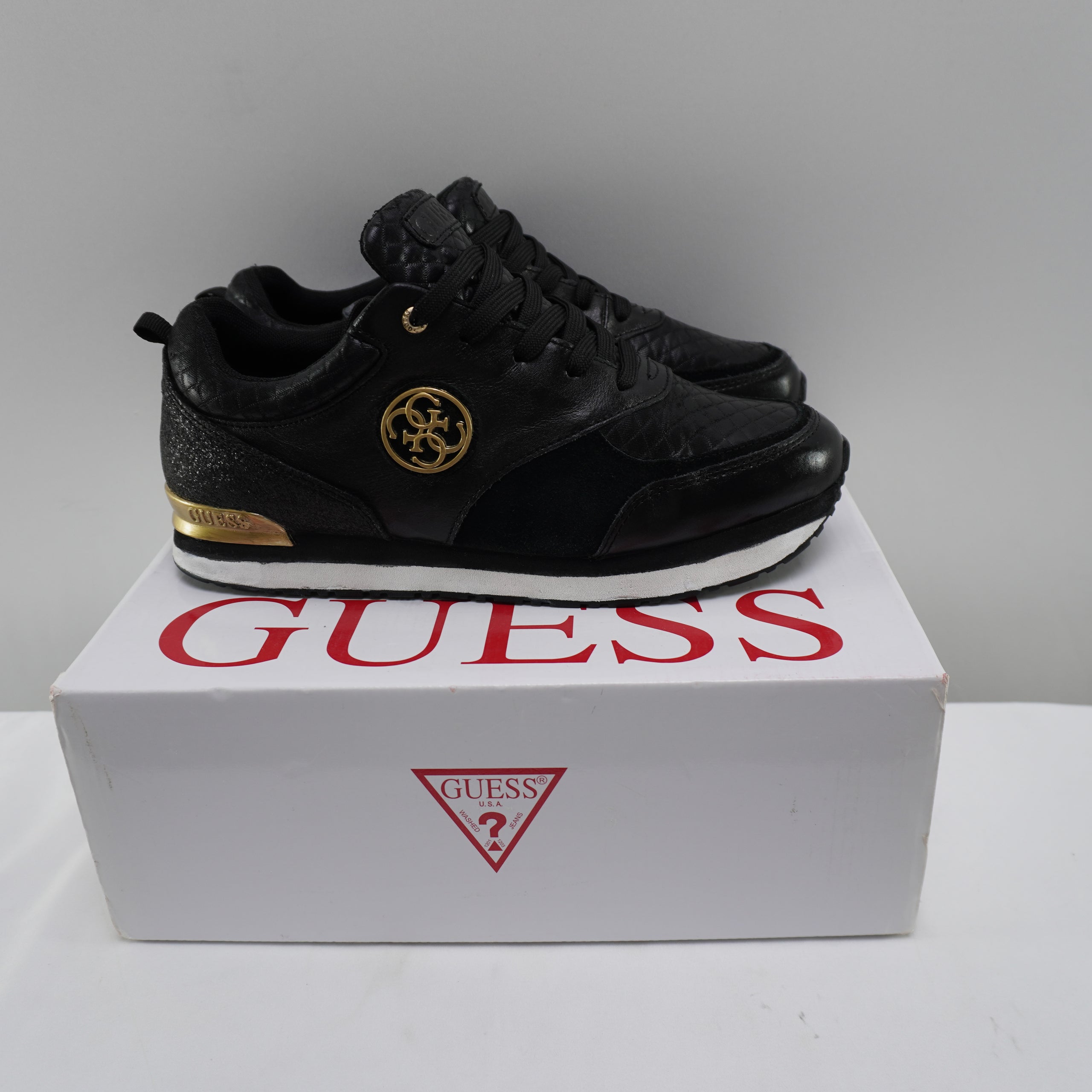 Zapatillas Guess para Mujer - Negras, Talla 40, Usadas en Muy Buen Estado