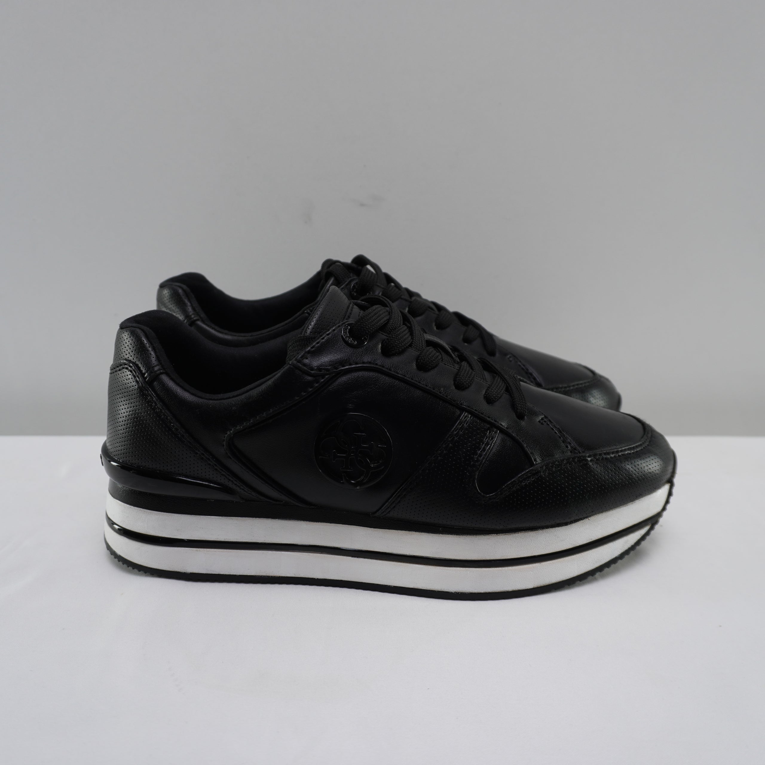 Zapatillas Guess para Mujer - Negras, Talla 39, Usadas en Muy Buen Estado