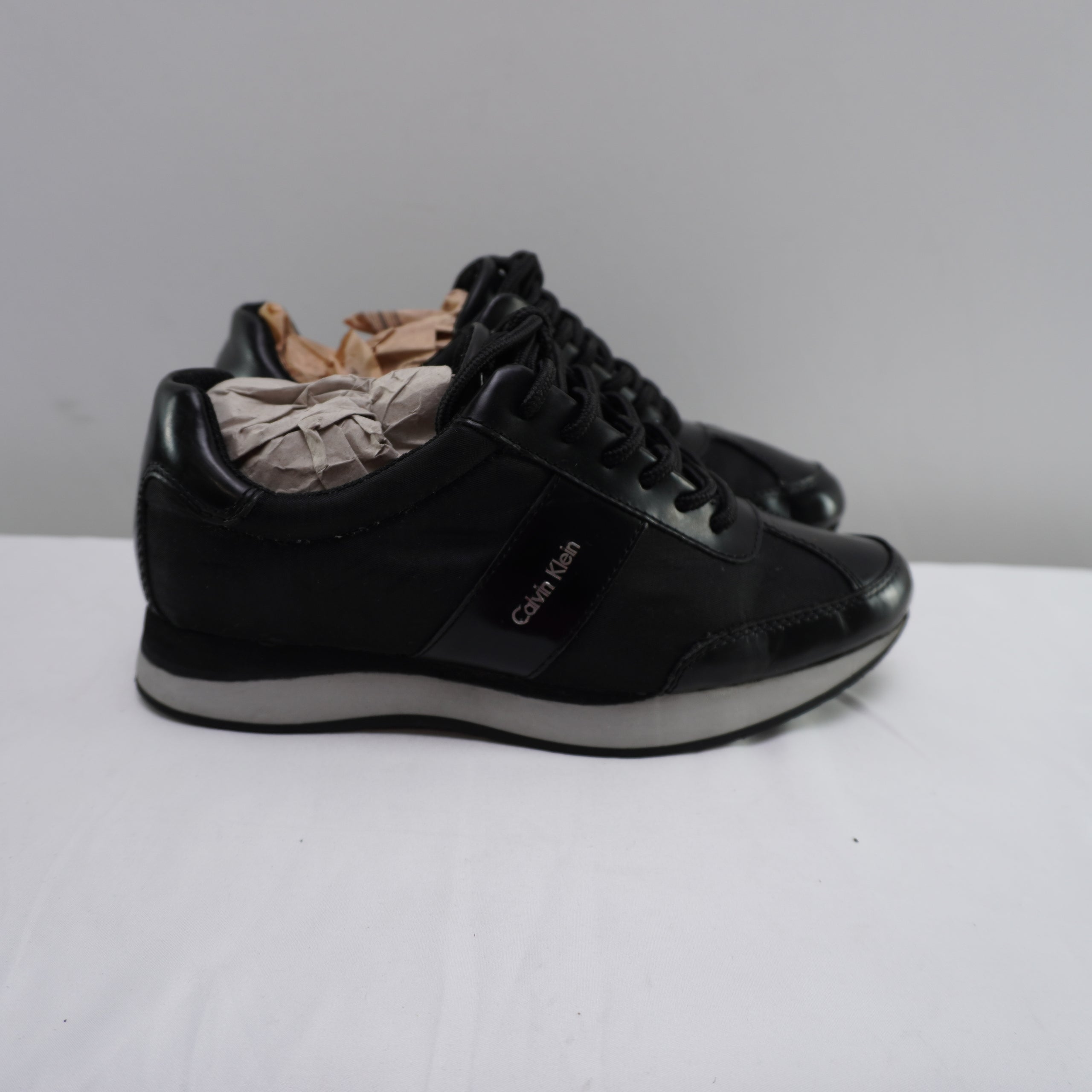 Zapatillas Calvin Klein para Mujer Usadas - Negras, Talla 37