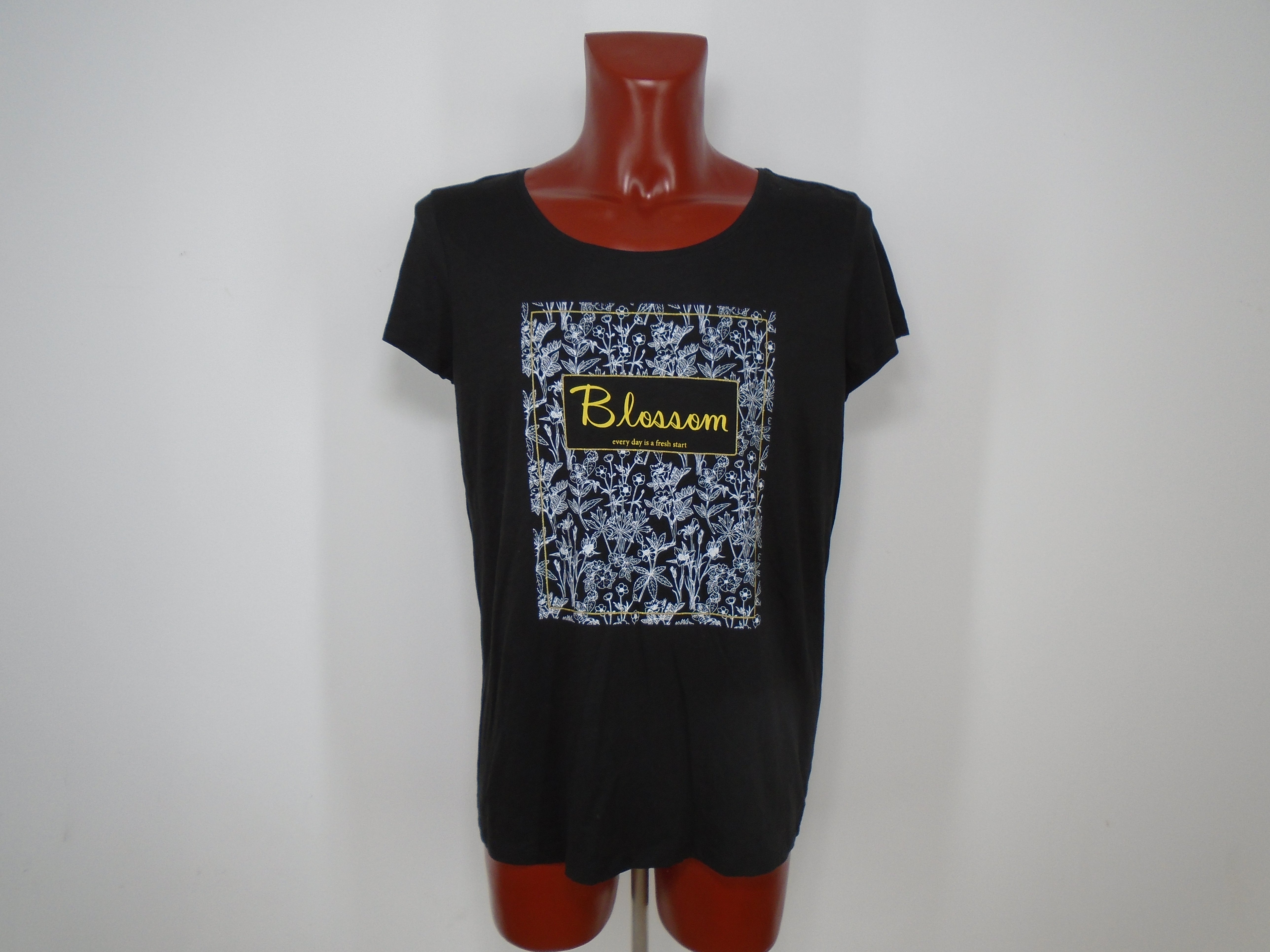 Men s T Shirt Tissaia. Color Black. Size L. Condition Used