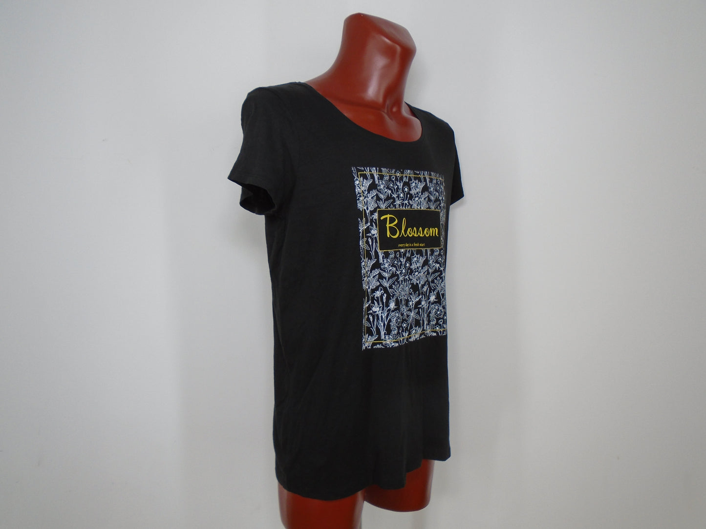 Men's T-Shirt Tissaia. Color: Black. Size: L. Condition: Used.(Very good condition). | 11920775