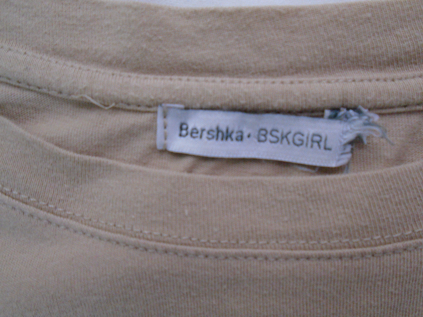 Camiseta Mujer Bershka. Color beige. Tamaño: S.